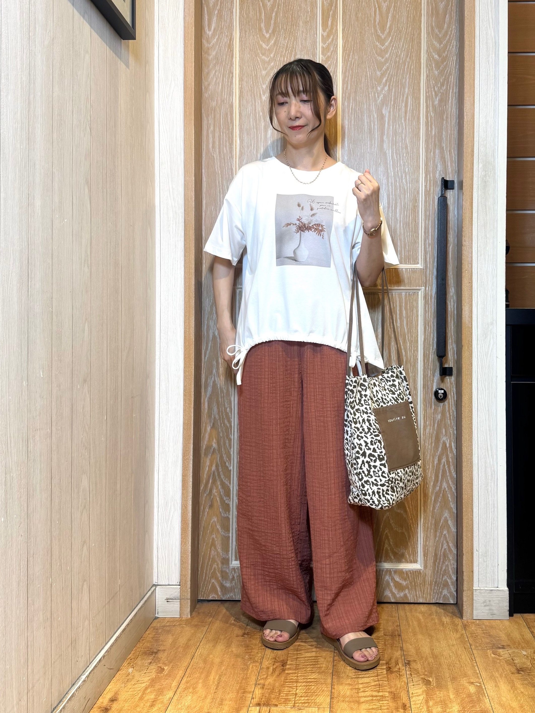 KAORIさんの「SHOO･LA･RUE｜【洗濯機可/体型カバー】プリントデザインが目を惹く 裾シャーリングTシャツ」を使ったコーディネート