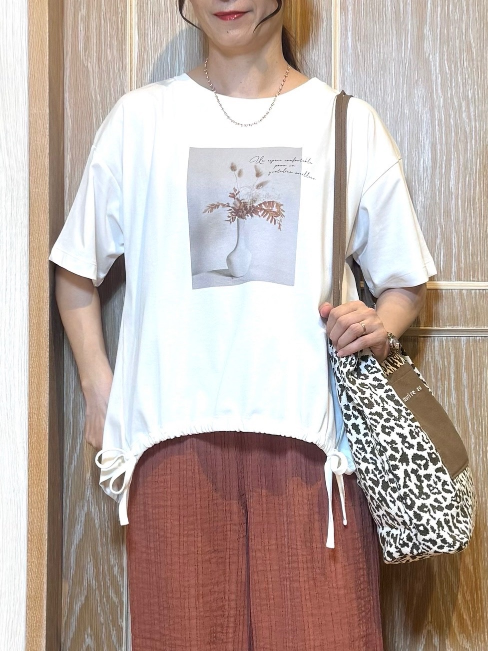 KAORIさんの「SHOO･LA･RUE｜【洗濯機可/体型カバー】プリントデザインが目を惹く 裾シャーリングTシャツ」を使ったコーディネート