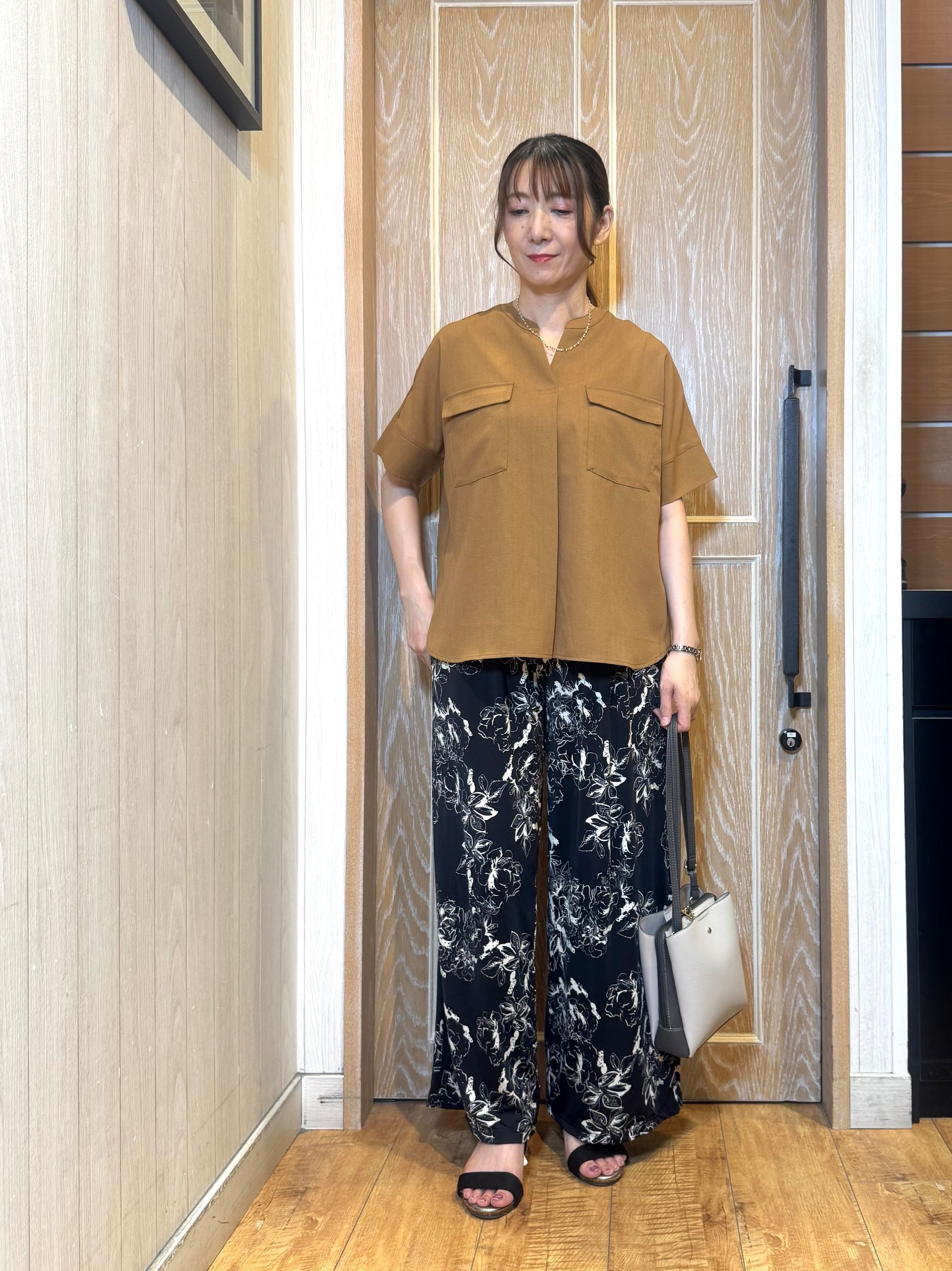 KAORIさんの「SHOO･LA･RUE｜【洗濯後しわになりにくい/UV/吸水速乾】Wポケットが目を引く オンオフ使えるスキッパーブラウス」を使ったコーディネート