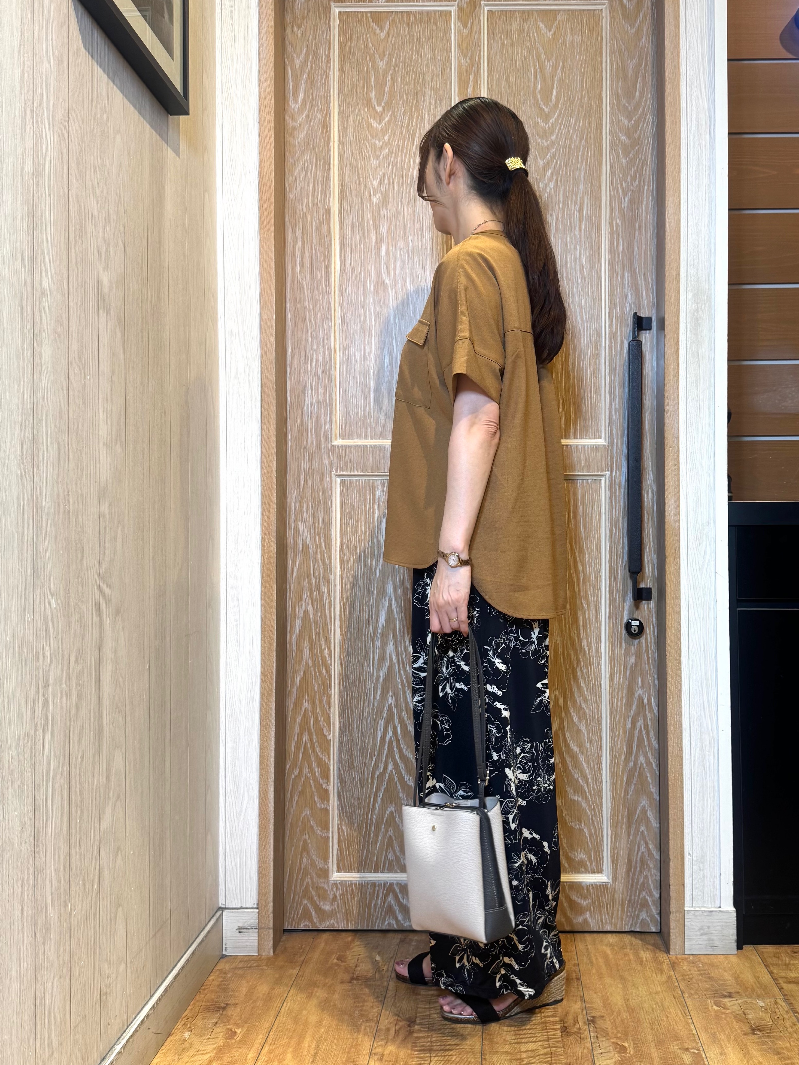 KAORIさんの「SHOO･LA･RUE｜【洗濯後しわになりにくい/UV/吸水速乾】Wポケットが目を引く オンオフ使えるスキッパーブラウス」を使ったコーディネート