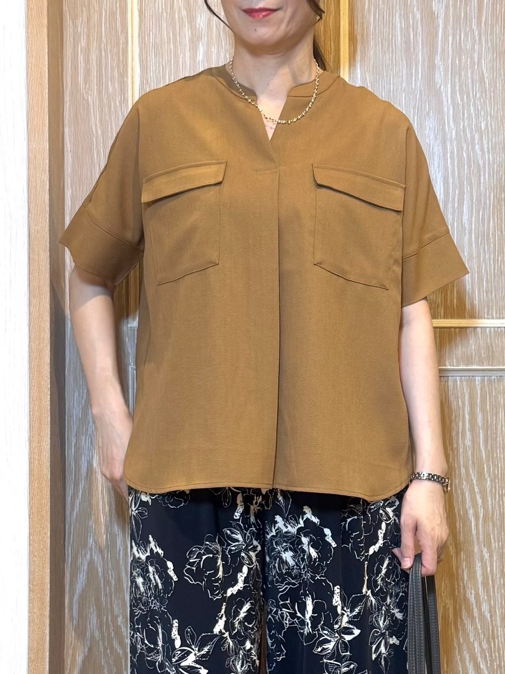 KAORIさんの「SHOO･LA･RUE｜【洗濯後しわになりにくい/UV/吸水速乾】Wポケットが目を引く オンオフ使えるスキッパーブラウス」を使ったコーディネート