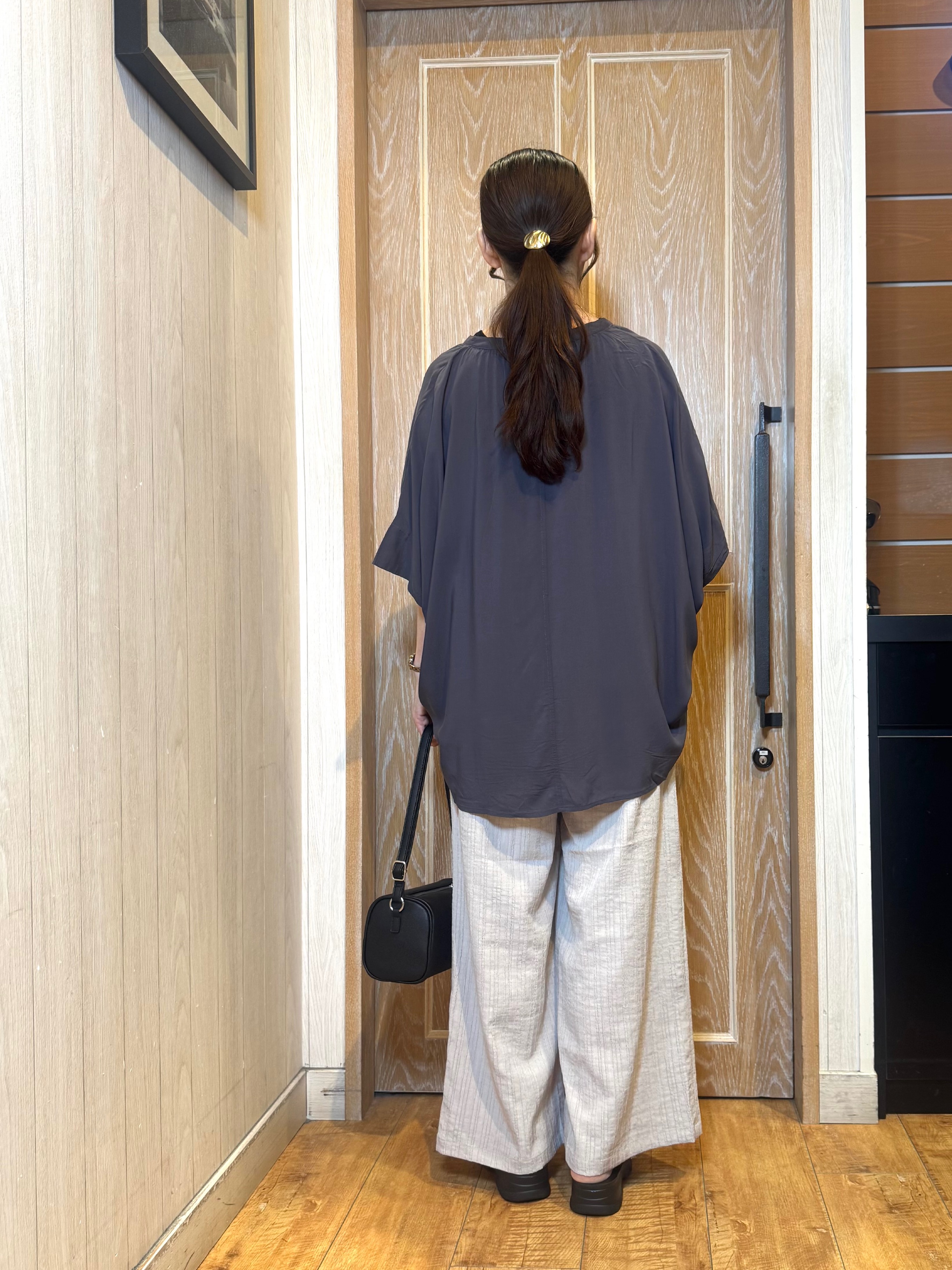 KAORIさんの「SHOO･LA･RUE｜【洗濯機可/体型カバー】二の腕隠れる ゆるっとドルマンバンドカラーシャツ」を使ったコーディネート