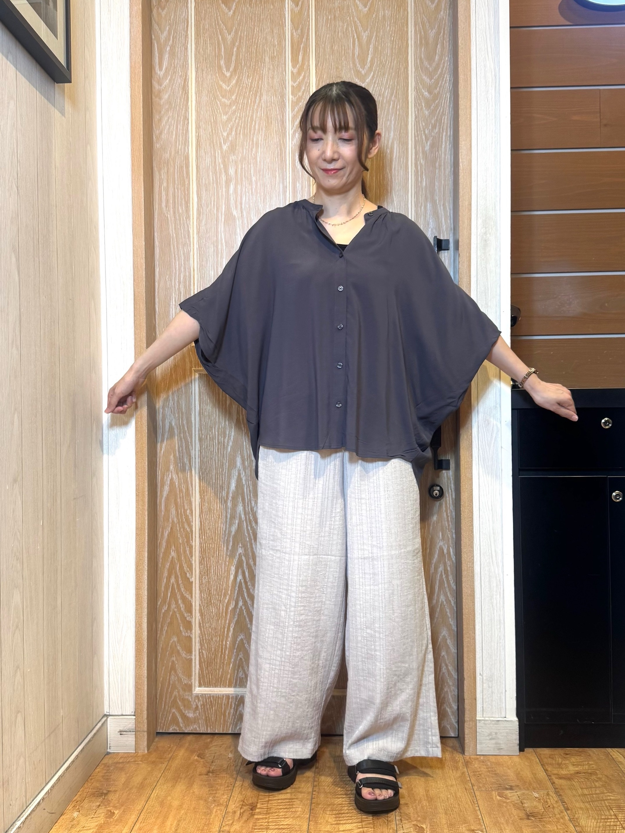 KAORIさんの「SHOO･LA･RUE｜【洗濯機可/体型カバー】二の腕隠れる ゆるっとドルマンバンドカラーシャツ」を使ったコーディネート