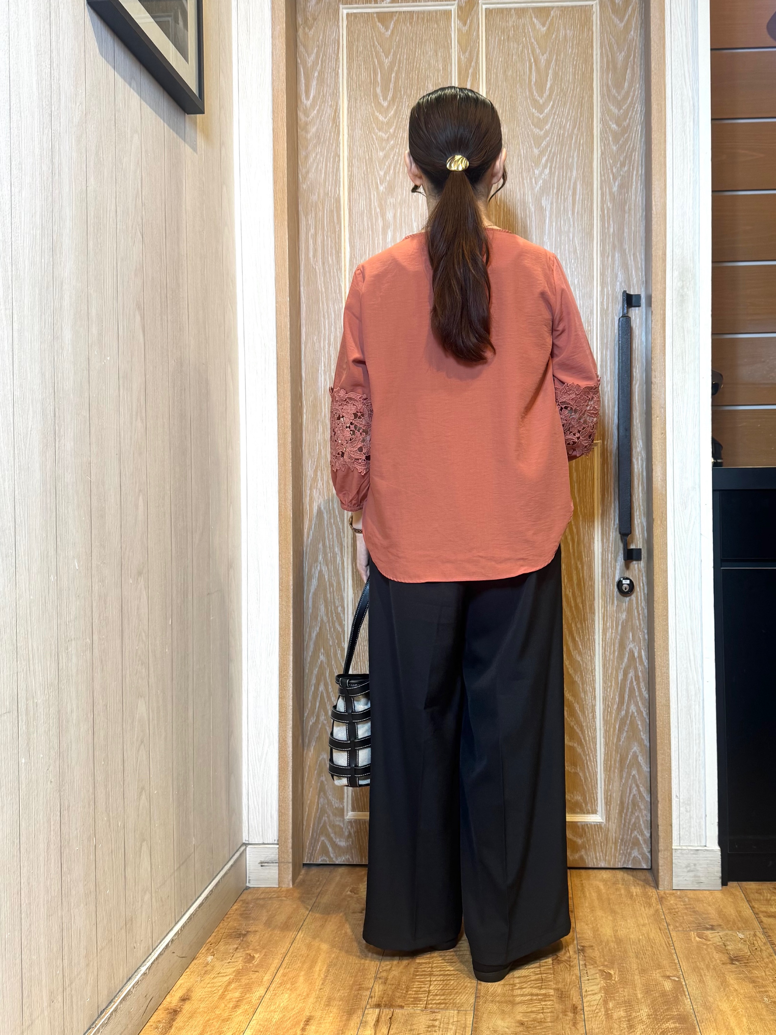 KAORIさんの「SHOO･LA･RUE｜【洗濯機可/S-LL/洗濯後しわになりにくい】インせず決まる お袖レースデザインブラウス」を使ったコーディネート
