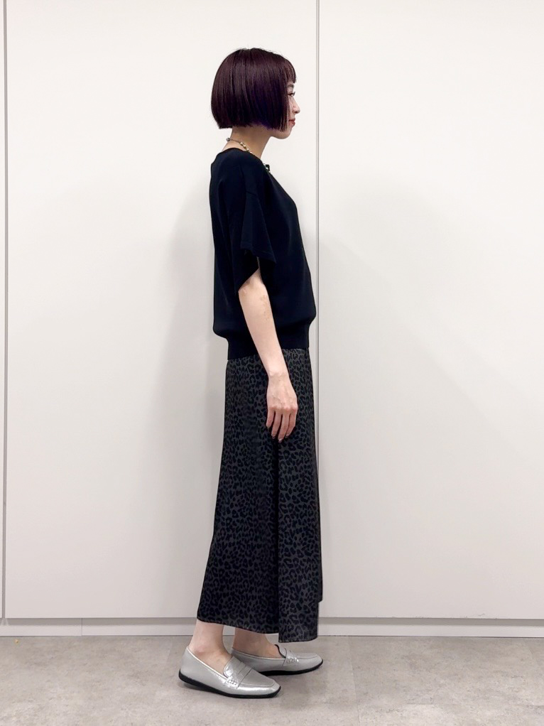 𝐜𝐡𝐢𝐤𝐚さんの「SHOO･LA･RUE｜【S-LL/洗濯機可】インせず着られる ひらり袖ニット」を使ったコーディネート