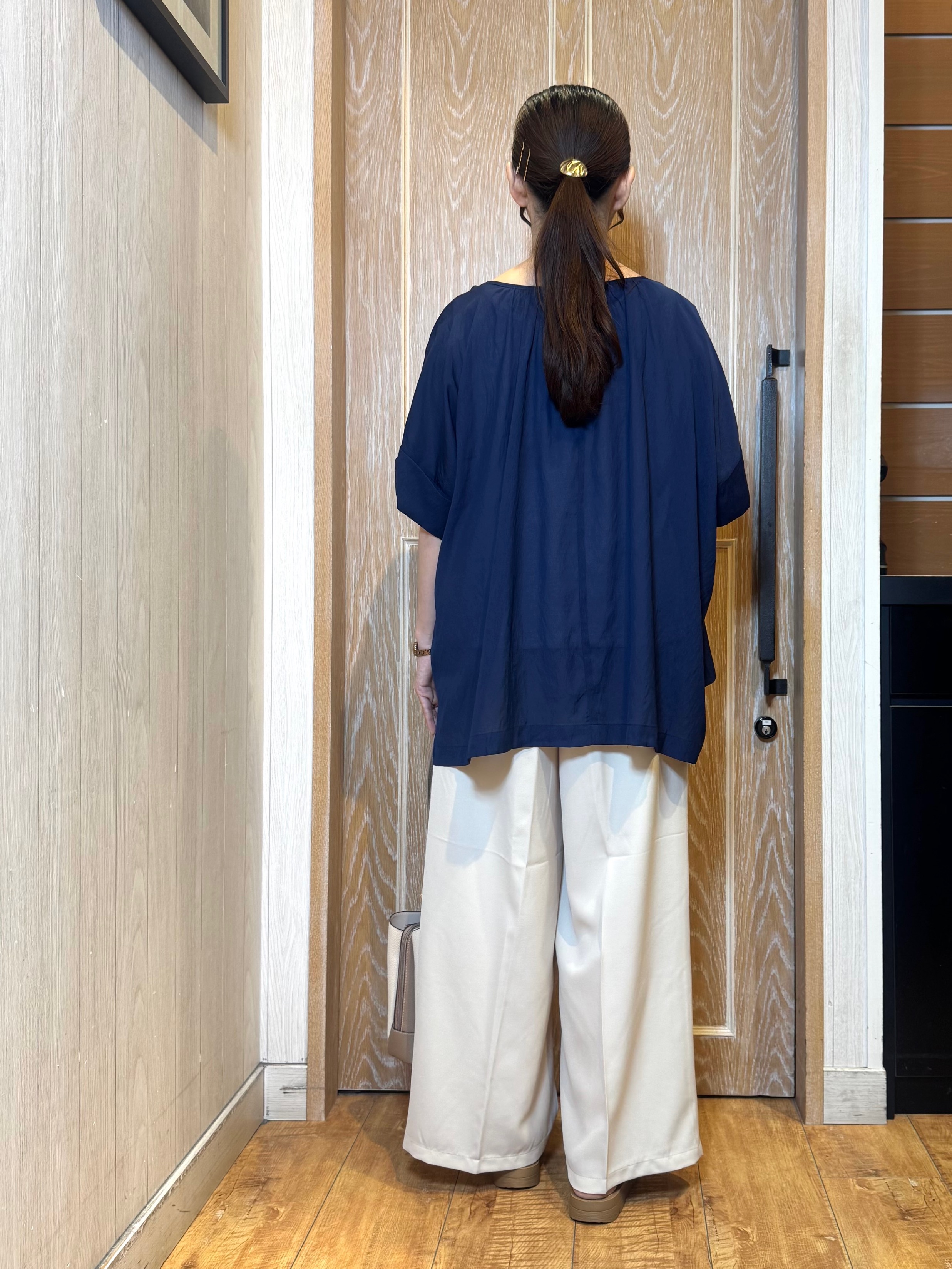 KAORIさんの「SHOO･LA･RUE｜【2点セット/洗濯機可】大人の抜け感 インせず決まるリボン付きブラウス＆タンクトップ」を使ったコーディネート