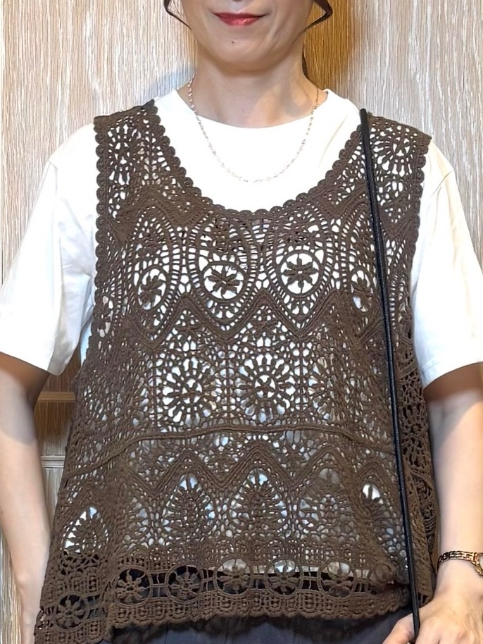 KAORIさんの「SHOO･LA･RUE｜【2点セット/体型カバー】瞬間レイヤードコーデが完成 クロシェ編みベスト+ロゴT」を使ったコーディネート