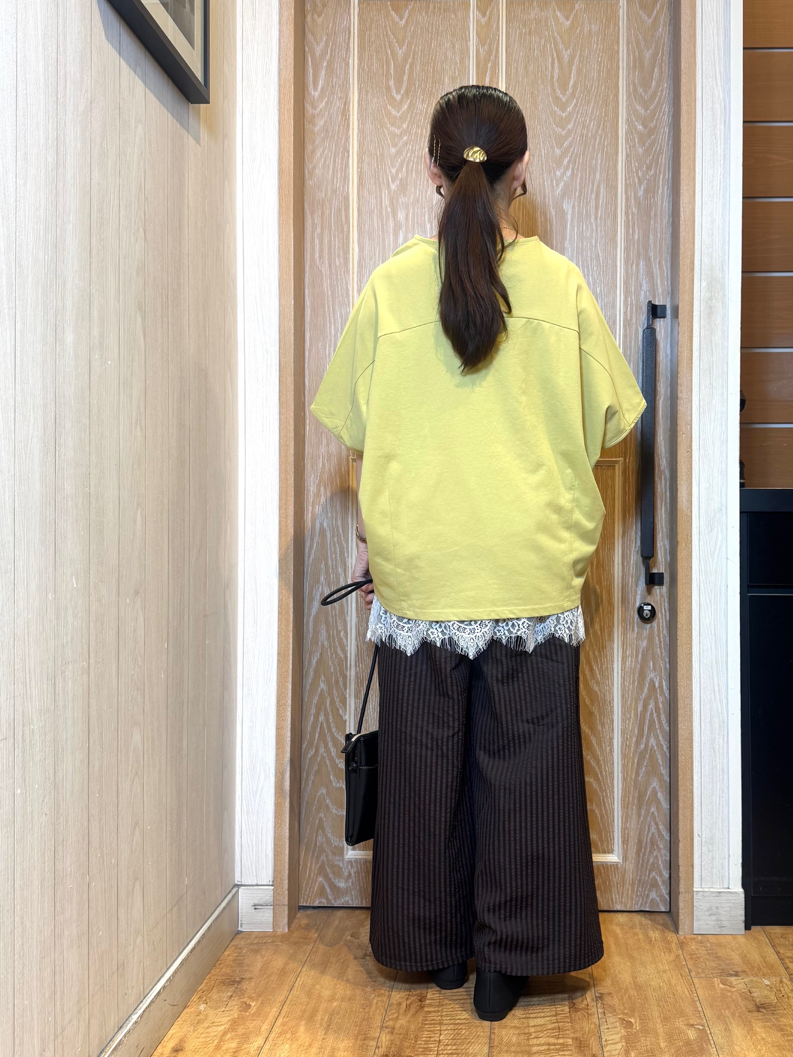 KAORIさんの「SHOO･LA･RUE｜【洗濯機可/体型カバー】インせず着られる 上品見えのドルマントップス」を使ったコーディネート