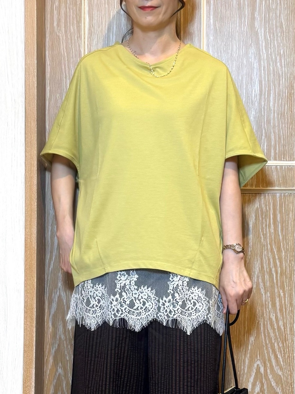 KAORIさんの「SHOO･LA･RUE｜【洗濯機可/体型カバー】インせず着られる 上品見えのドルマントップス」を使ったコーディネート
