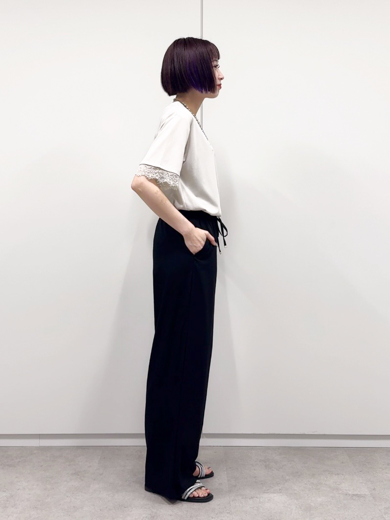 𝐜𝐡𝐢𝐤𝐚さんの「SHOO･LA･RUE｜【UV/S-LL/洗濯機可】柄アソート お袖レースが旬顔 上品に決まる大人Tシャツ」を使ったコーディネート
