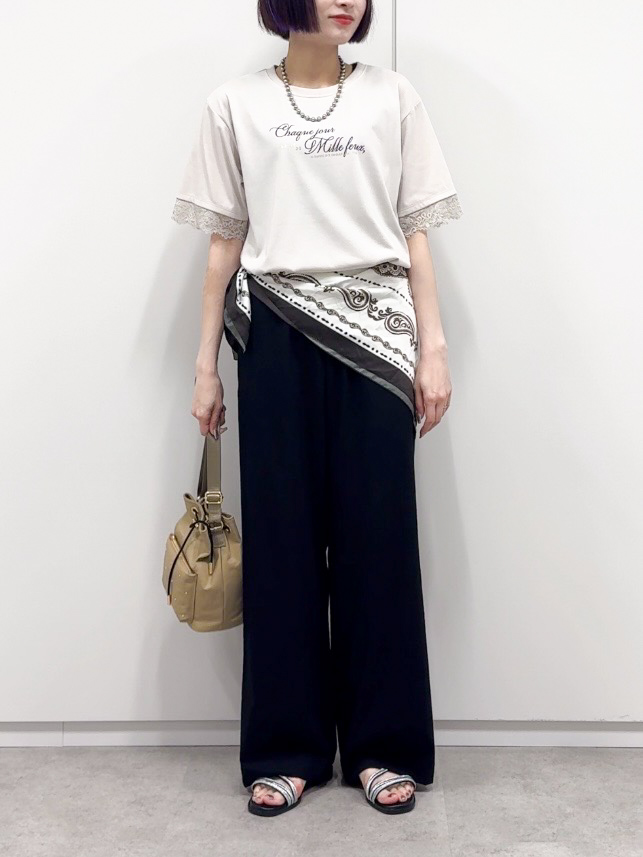 𝐜𝐡𝐢𝐤𝐚さんの「SHOO･LA･RUE｜【UV/S-LL/洗濯機可】柄アソート お袖レースが旬顔 上品に決まる大人Tシャツ」を使ったコーディネート