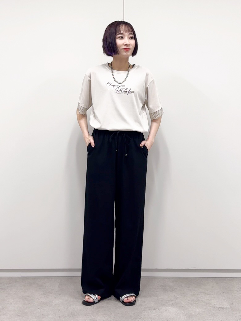 𝐜𝐡𝐢𝐤𝐚さんの「SHOO･LA･RUE｜【UV/S-LL/洗濯機可】柄アソート お袖レースが旬顔 上品に決まる大人Tシャツ」を使ったコーディネート