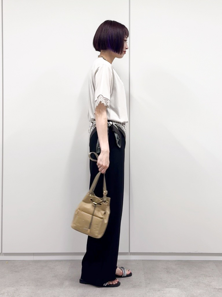 𝐜𝐡𝐢𝐤𝐚さんの「SHOO･LA･RUE｜【UV/S-LL/洗濯機可】柄アソート お袖レースが旬顔 上品に決まる大人Tシャツ」を使ったコーディネート
