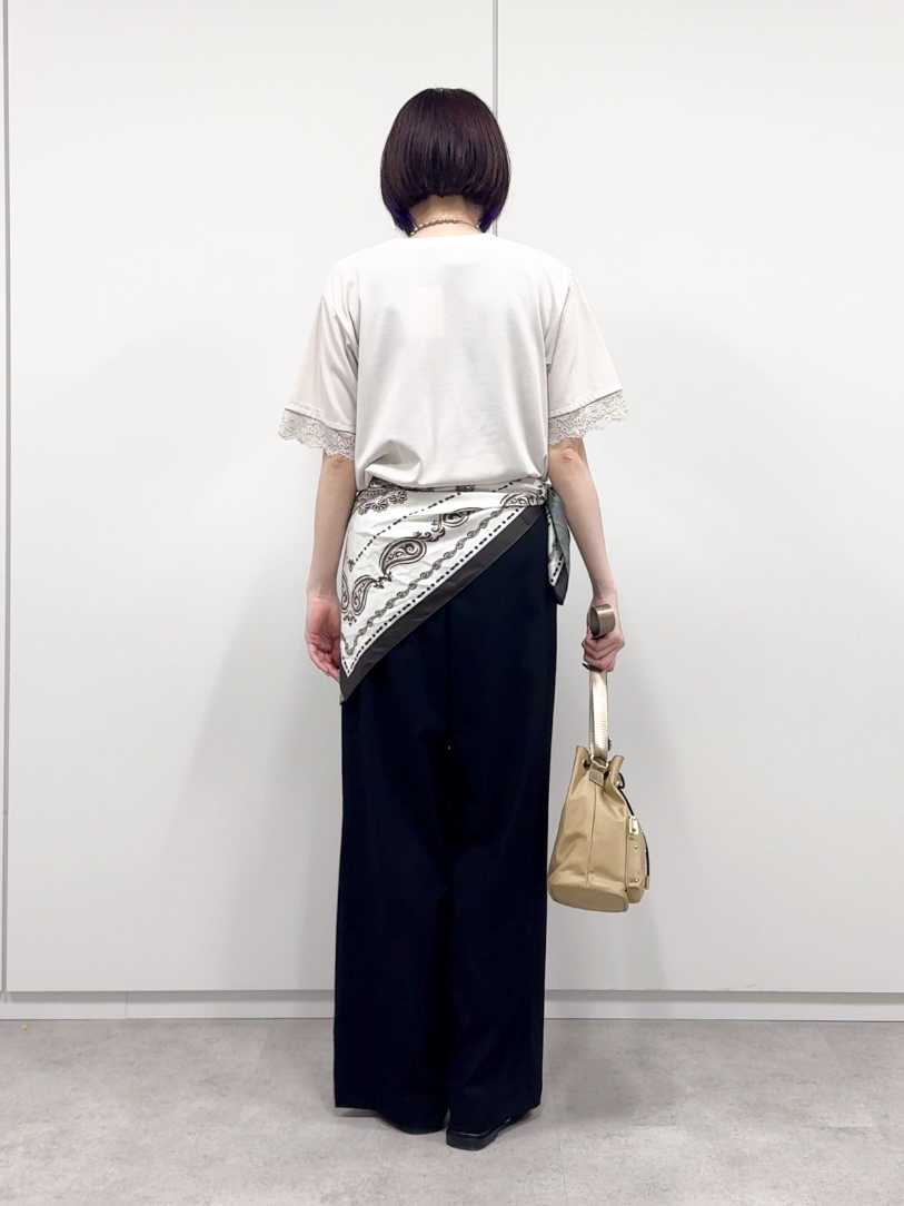 𝐜𝐡𝐢𝐤𝐚さんの「SHOO･LA･RUE｜【UV/S-LL/洗濯機可】柄アソート お袖レースが旬顔 上品に決まる大人Tシャツ」を使ったコーディネート