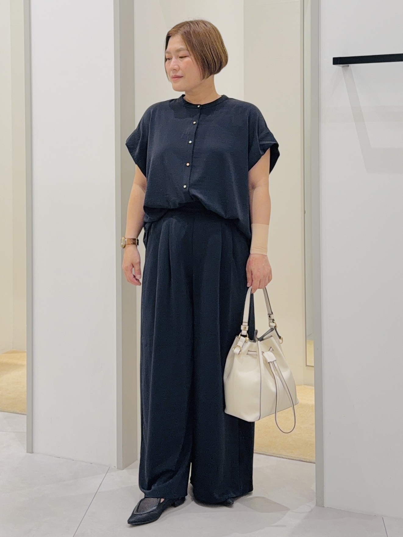 タナさんの「THE SHOP TK｜【防シワ/UV/セットアップ可】やみつきになる とろみバンドカラーブラウス」を使ったコーディネート