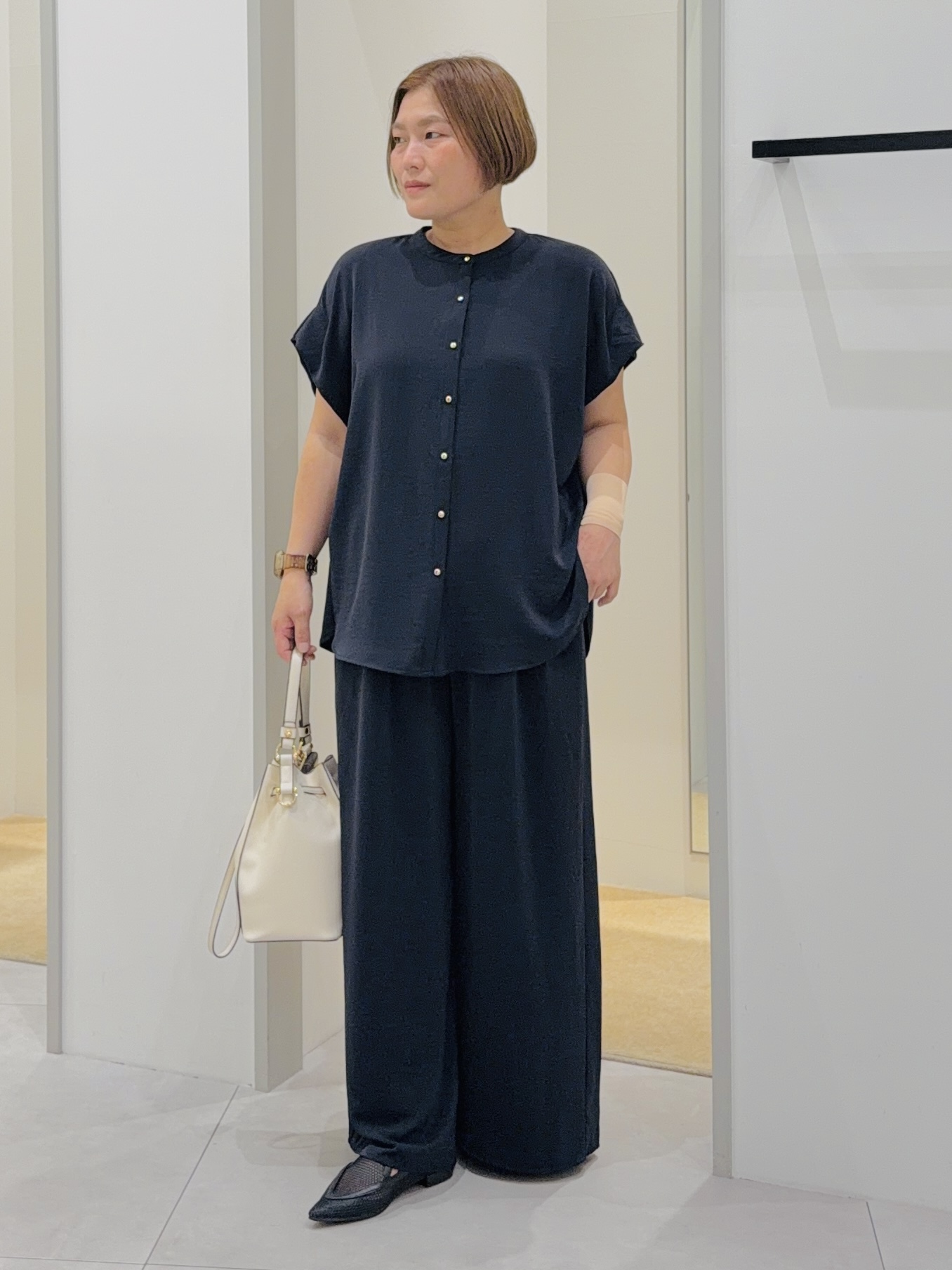 タナさんの「THE SHOP TK｜【防シワ/UV/セットアップ可】やみつきになる とろみバンドカラーブラウス」を使ったコーディネート