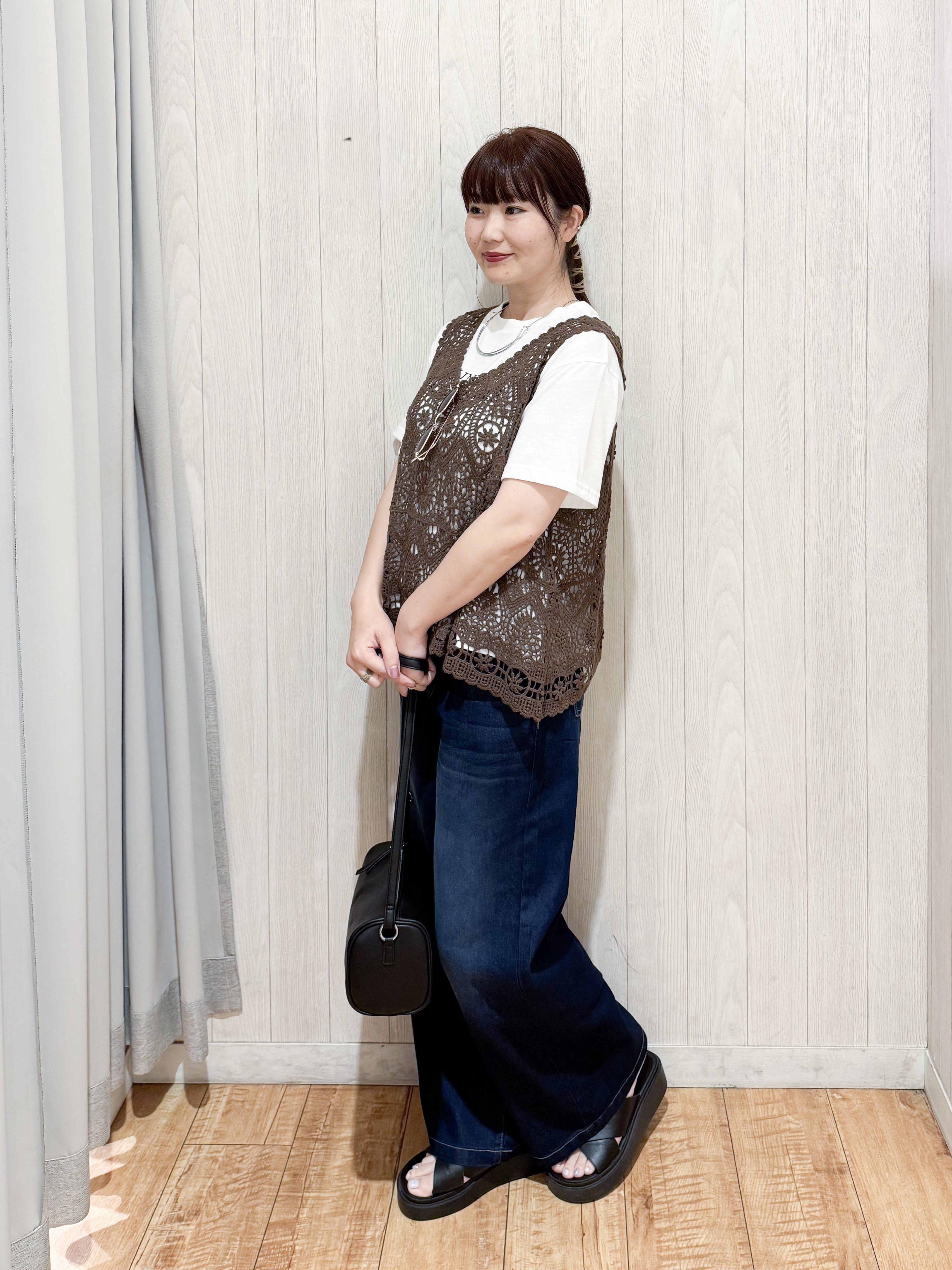 愛さんの「SHOO･LA･RUE｜【2点セット/体型カバー】瞬間レイヤードコーデが完成 クロシェ編みベスト+ロゴT」を使ったコーディネート