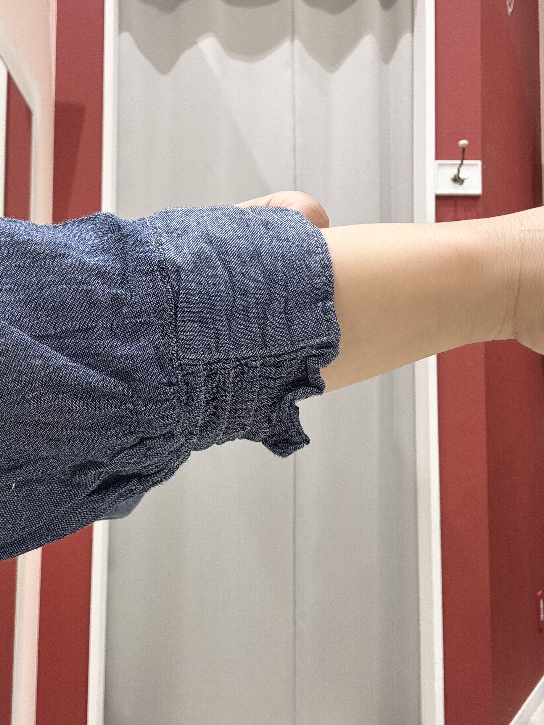 shioさんの「SHOO･LA･RUE｜【綿100%/UV/S-LL/体型カバー】ヒップが隠せる やわらかデニムシャツ」を使ったコーディネート