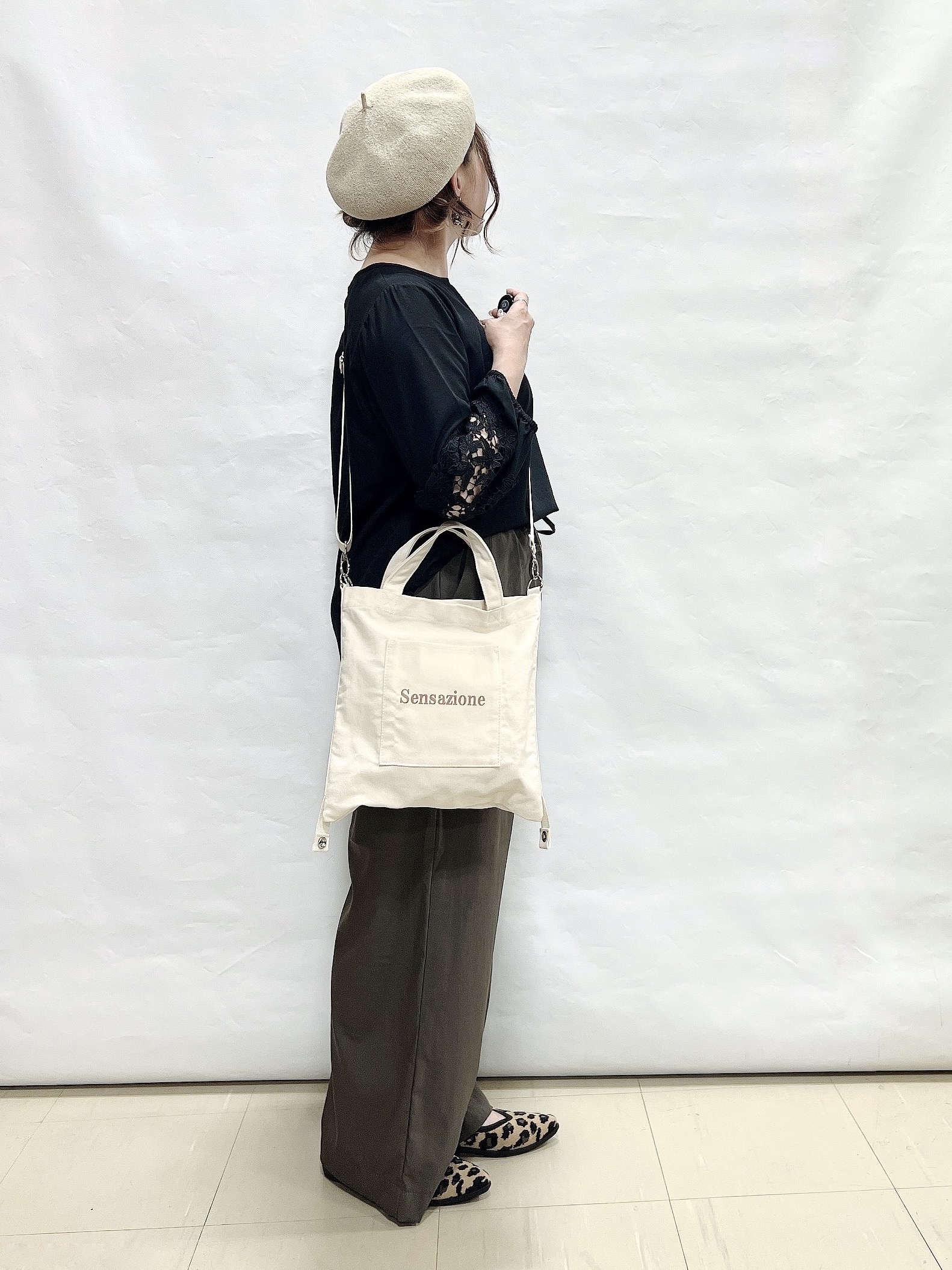 YUIさんの「SHOO･LA･RUE｜【洗濯機可/S-LL/洗濯後しわになりにくい】刺繍レースで高見え インせず決まる主役ブラウス」を使ったコーディネート