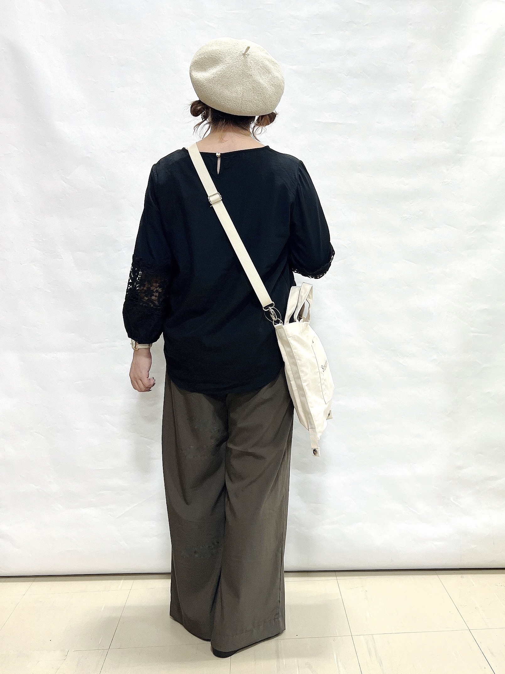 YUIさんの「SHOO･LA･RUE｜【洗濯機可/S-LL/洗濯後しわになりにくい】刺繍レースで高見え インせず決まる主役ブラウス」を使ったコーディネート