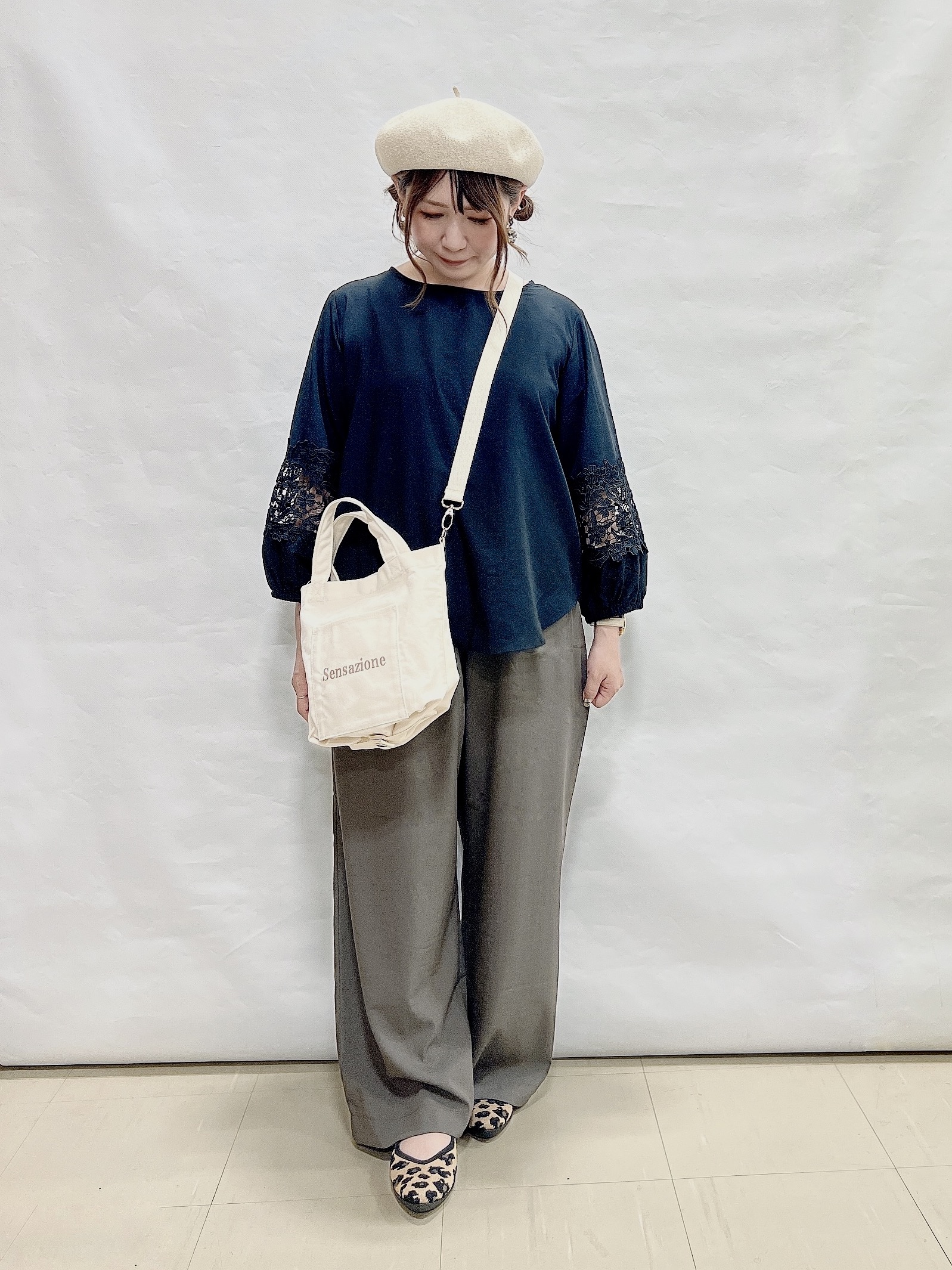 YUIさんの「SHOO･LA･RUE｜【洗濯機可/S-LL/洗濯後しわになりにくい】刺繍レースで高見え インせず決まる主役ブラウス」を使ったコーディネート