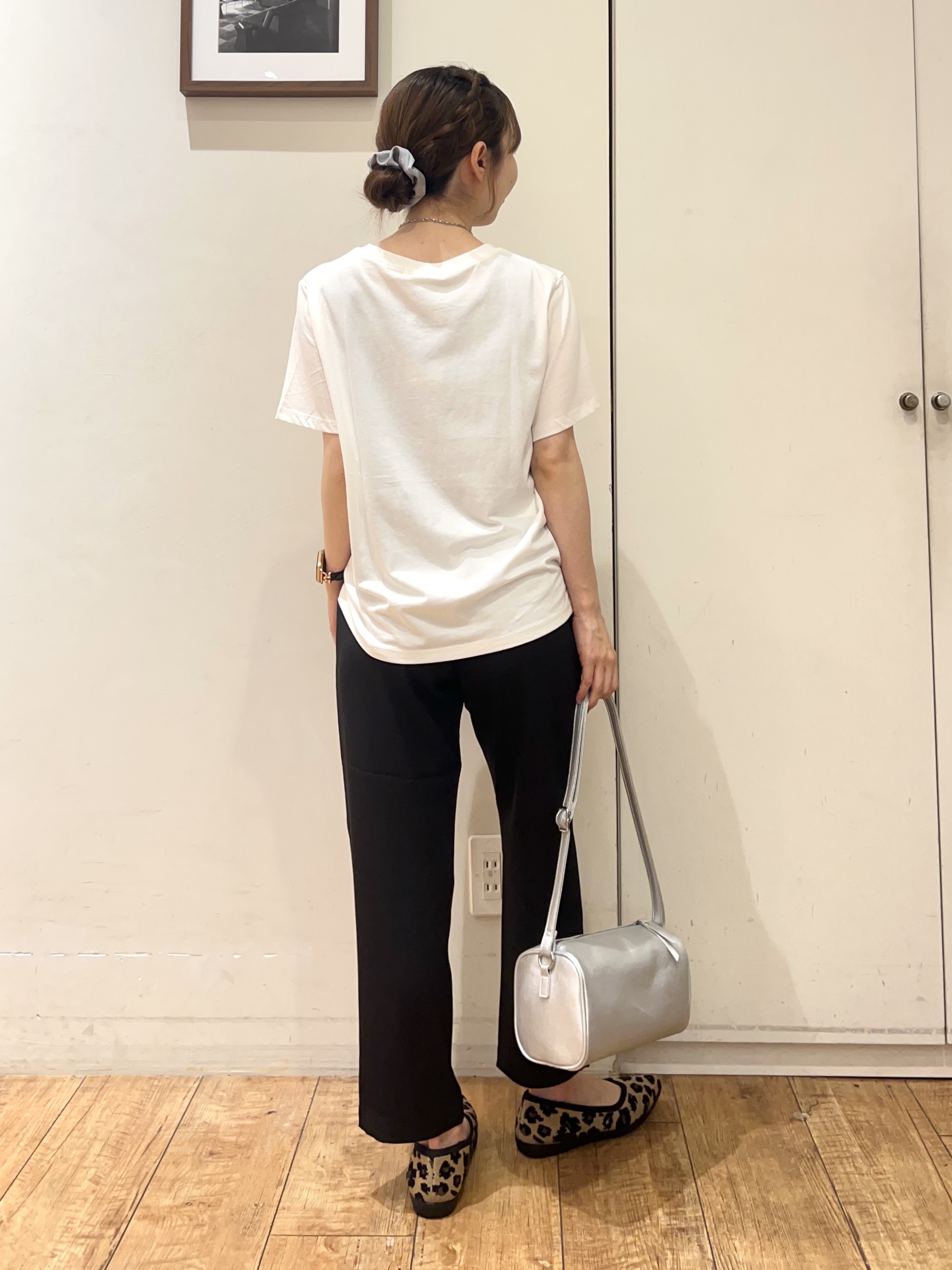 AIRIさんの「SHOO･LA･RUE｜【S-LL/洗濯機可】大人のベーシックカラープリントTシャツ」を使ったコーディネート