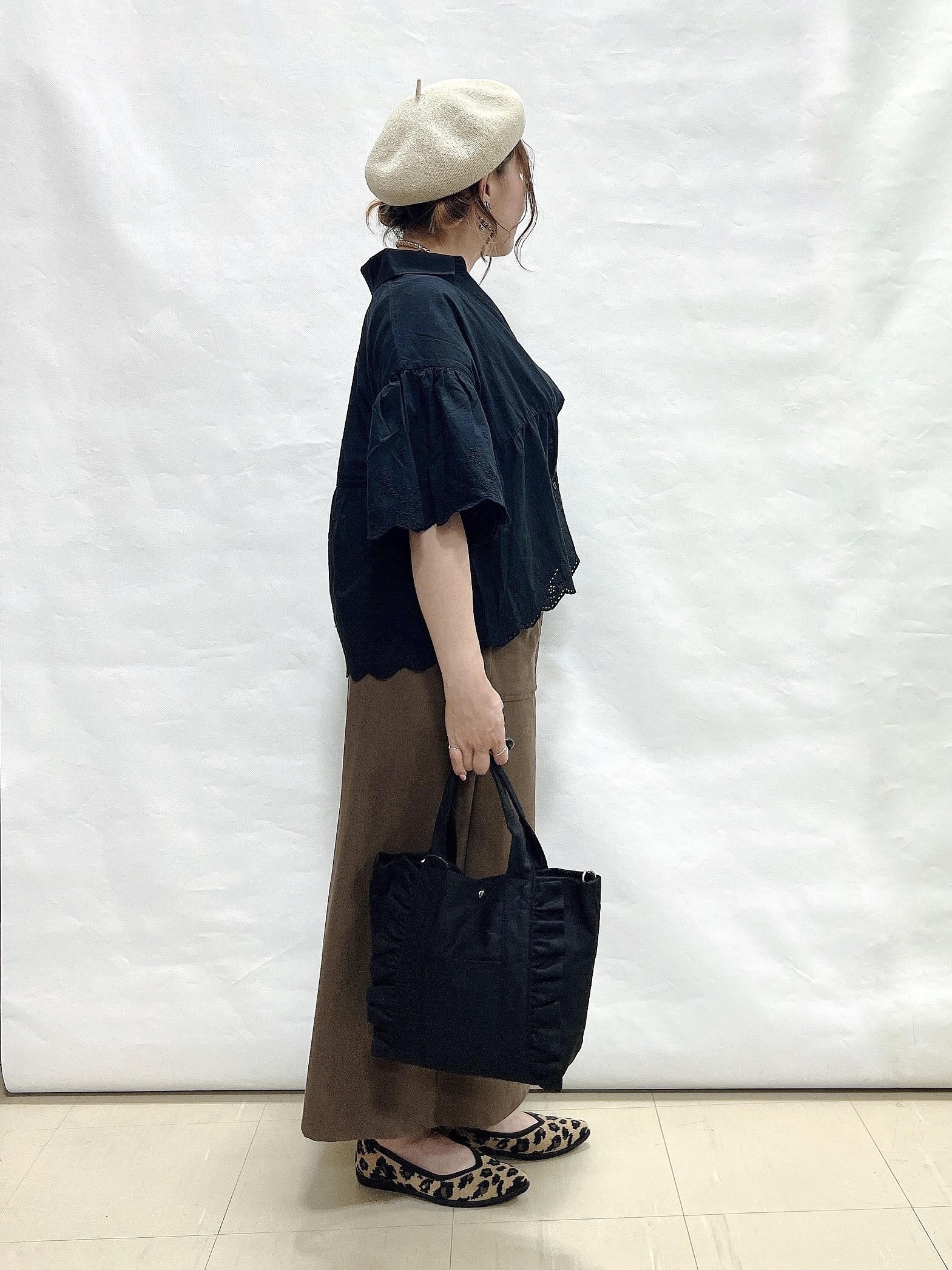 YUIさんの「SHOO･LA･RUE｜【洗濯機可/綿100％/体型カバー】刺繍レースがこなれ見え 二の腕が隠せる ペプラムブラウス」を使ったコーディネート
