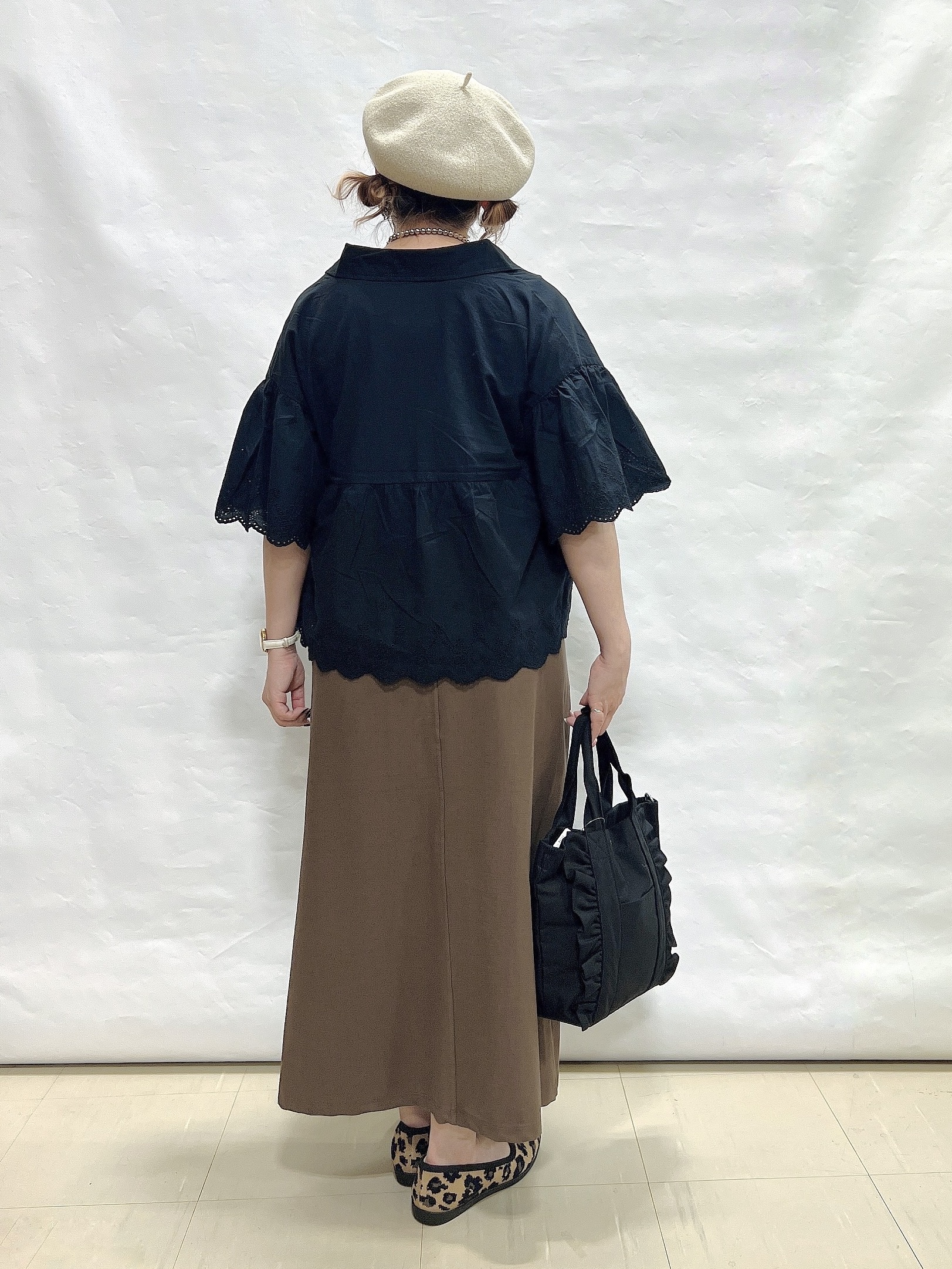 YUIさんの「SHOO･LA･RUE｜【洗濯機可/綿100％/体型カバー】刺繍レースがこなれ見え 二の腕が隠せる ペプラムブラウス」を使ったコーディネート
