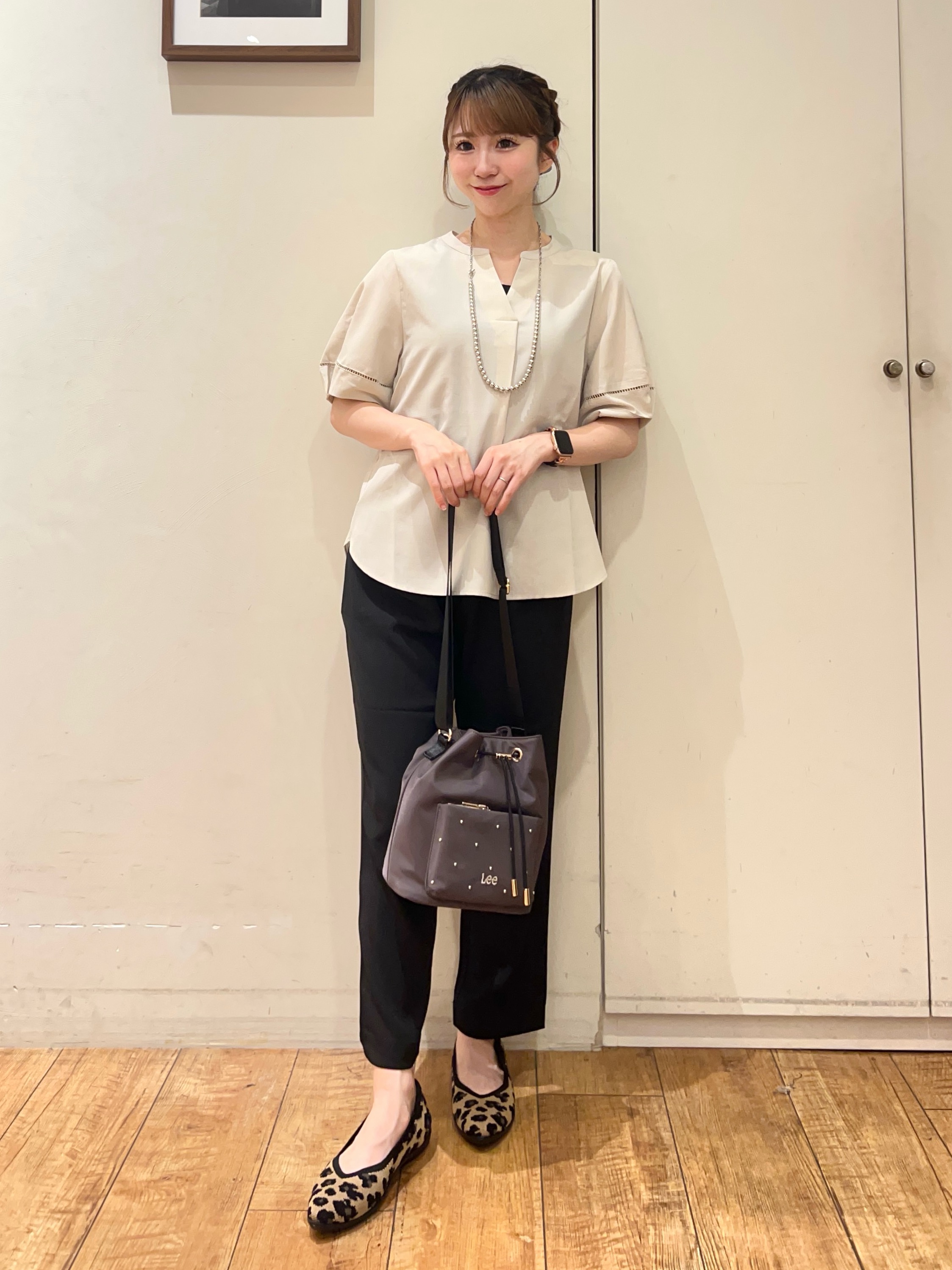 AIRIさんの「SHOO･LA･RUE｜【洗濯後しわになりにくい/インせずきまる】シンプルだけど女性らしい 麻調スキッパーブラウス」を使ったコーディネート