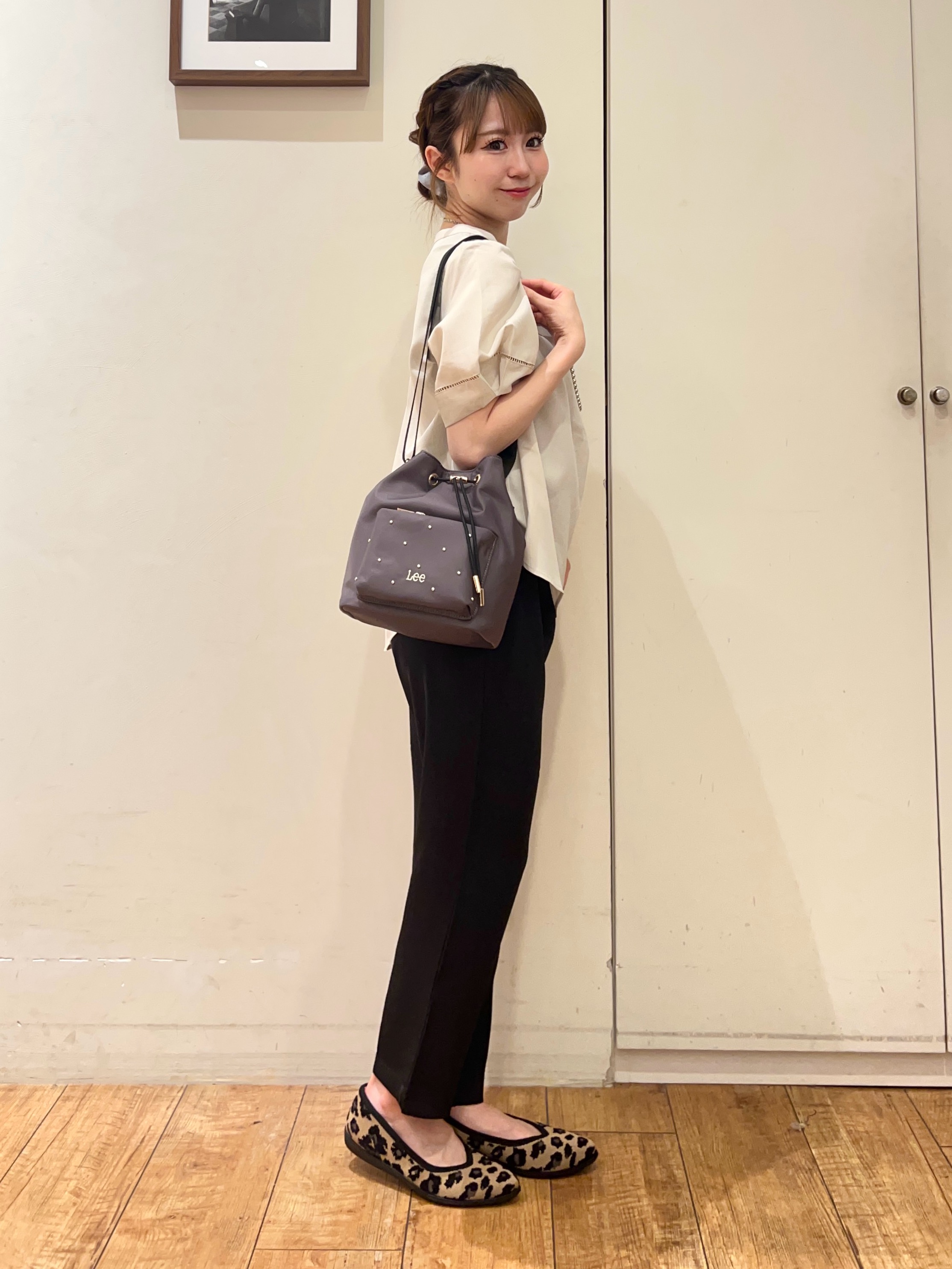 AIRIさんの「SHOO･LA･RUE｜【洗濯後しわになりにくい/インせずきまる】シンプルだけど女性らしい 麻調スキッパーブラウス」を使ったコーディネート
