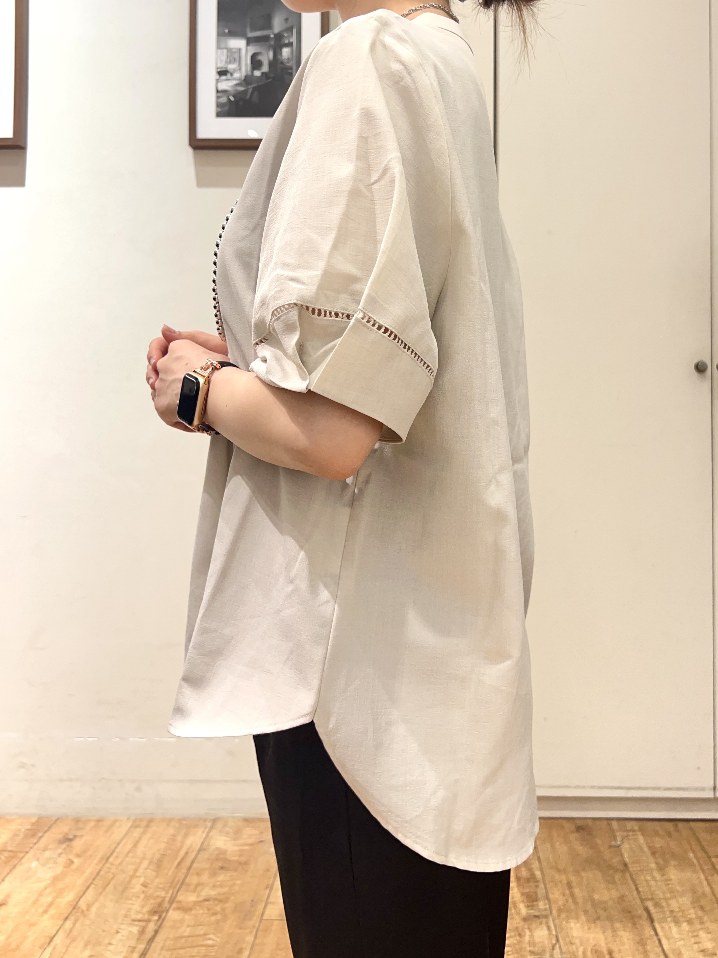 AIRIさんの「SHOO･LA･RUE｜【洗濯後しわになりにくい/インせずきまる】シンプルだけど女性らしい 麻調スキッパーブラウス」を使ったコーディネート