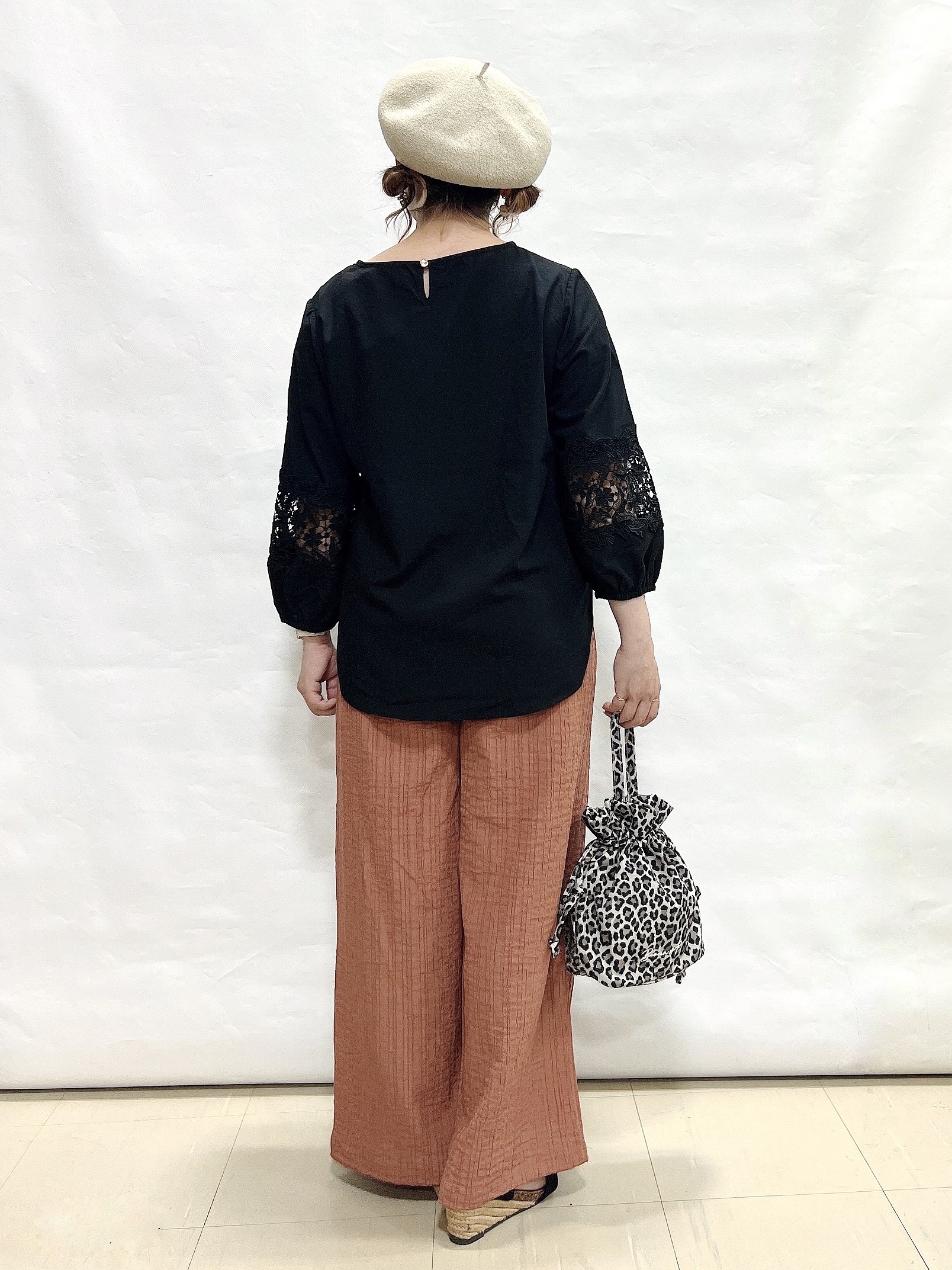 YUIさんの「SHOO･LA･RUE｜【洗濯機可/S-LL/洗濯後しわになりにくい】刺繍レースで高見え インせず決まる主役ブラウス」を使ったコーディネート
