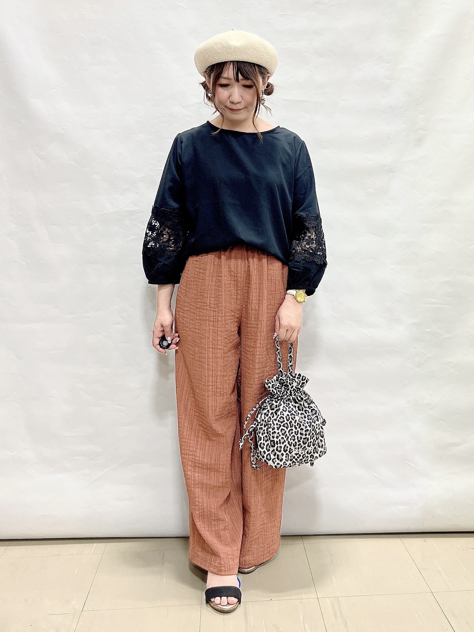 YUIさんの「SHOO･LA･RUE｜【洗濯機可/S-LL/洗濯後しわになりにくい】刺繍レースで高見え インせず決まる主役ブラウス」を使ったコーディネート