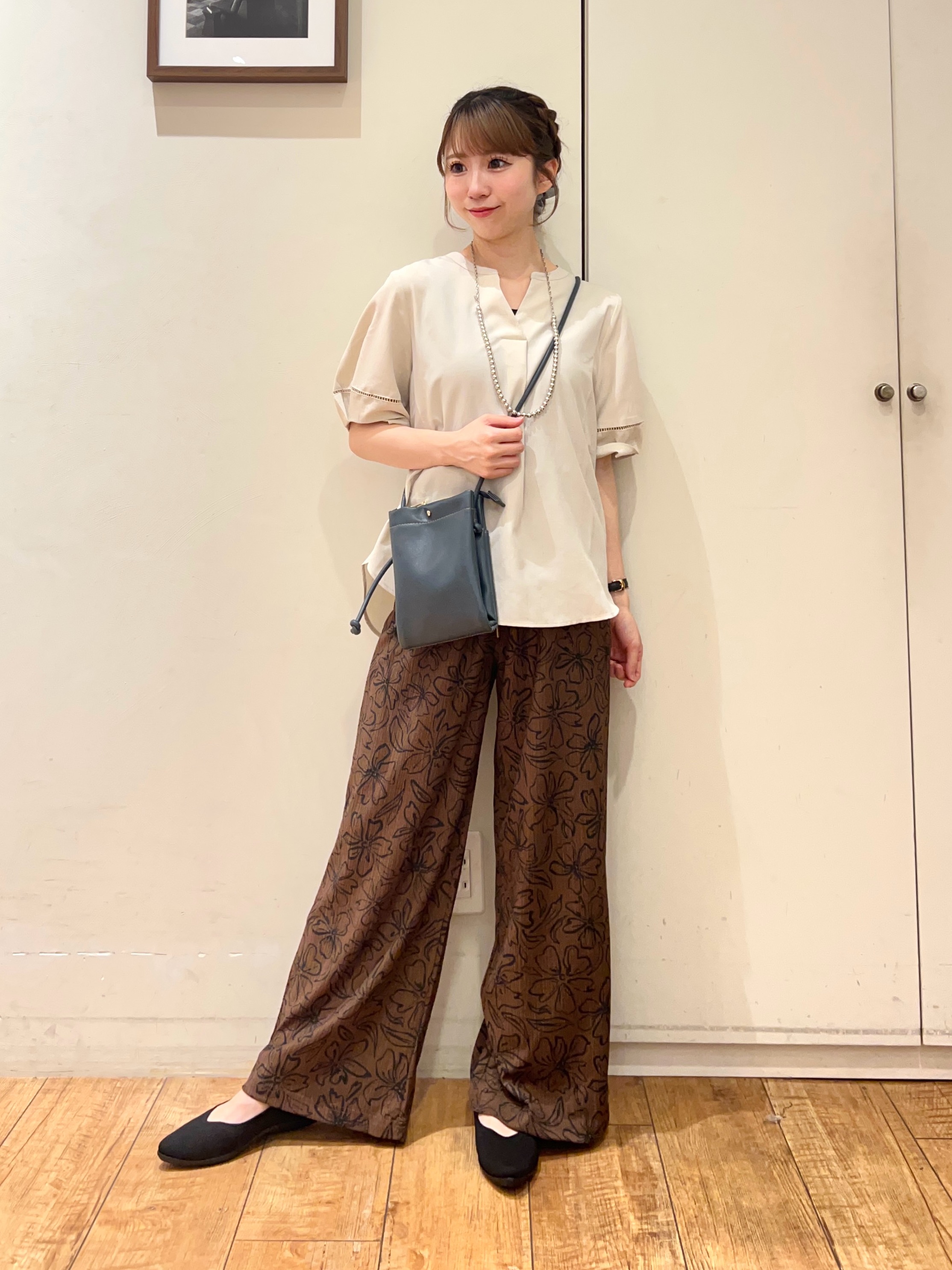 AIRIさんの「SHOO･LA･RUE｜【洗濯後しわになりにくい/インせずきまる】シンプルだけど女性らしい 麻調スキッパーブラウス」を使ったコーディネート