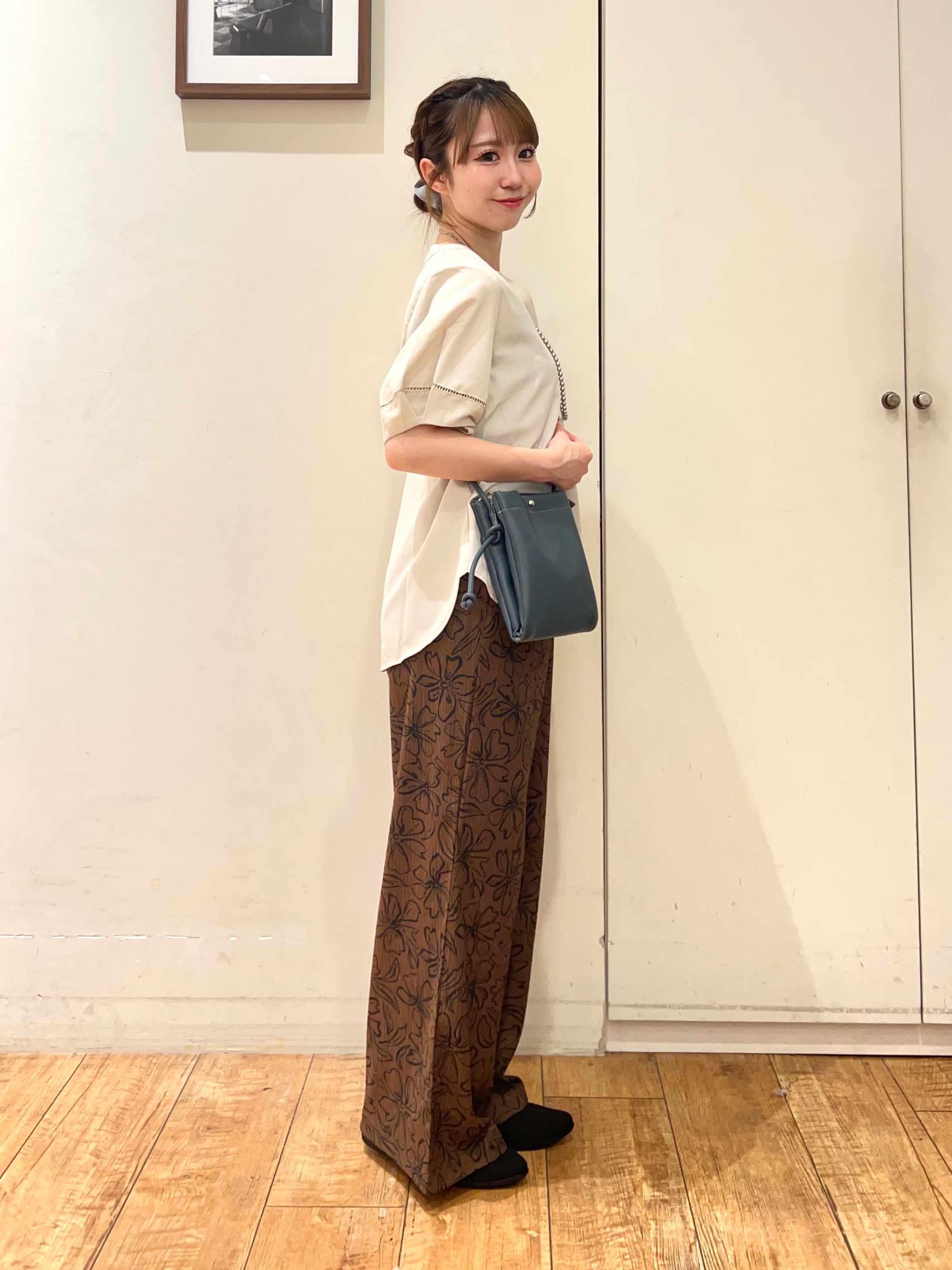 AIRIさんの「SHOO･LA･RUE｜【洗濯後しわになりにくい/インせずきまる】シンプルだけど女性らしい 麻調スキッパーブラウス」を使ったコーディネート