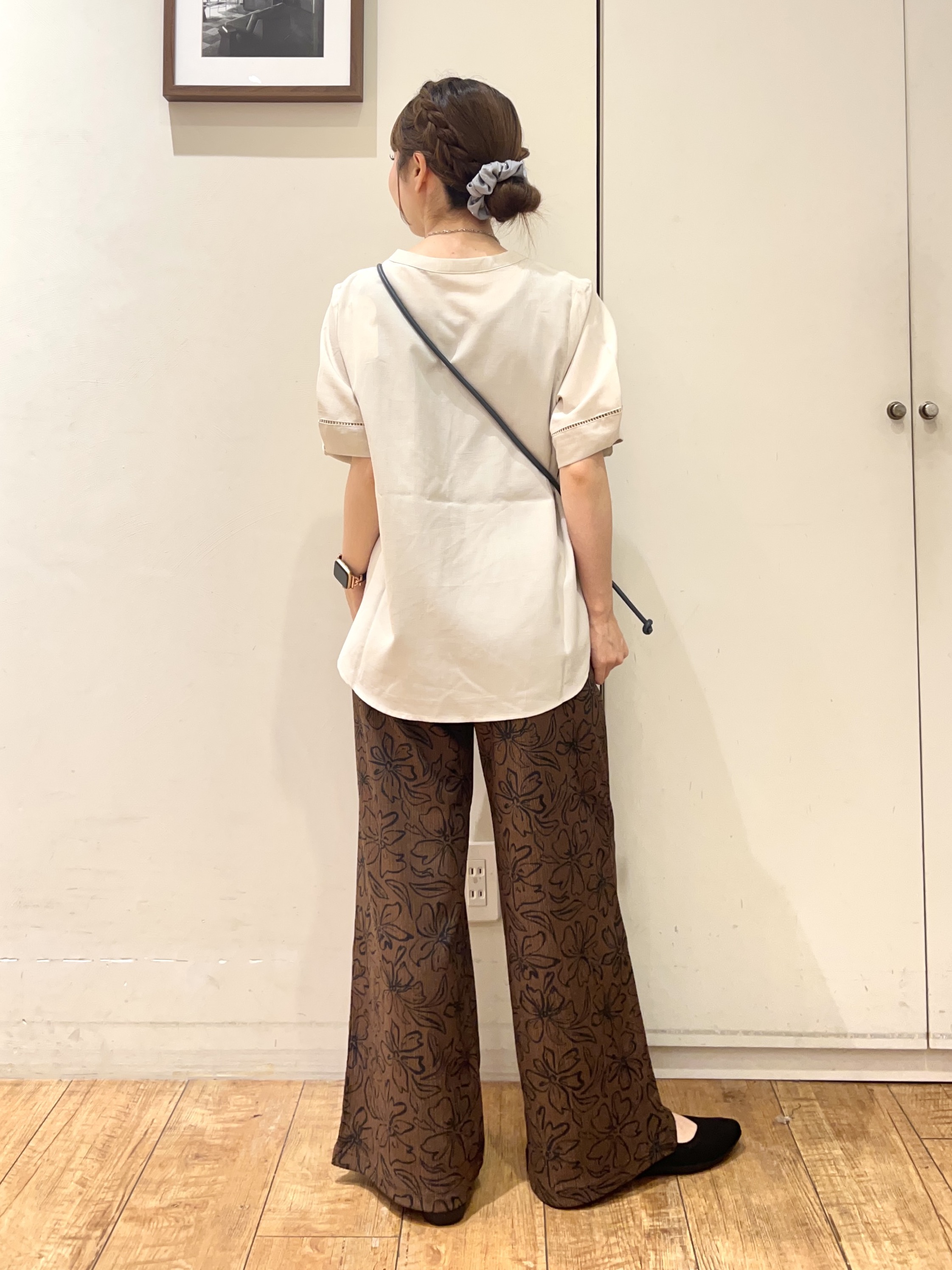 AIRIさんの「SHOO･LA･RUE｜【洗濯後しわになりにくい/インせずきまる】シンプルだけど女性らしい 麻調スキッパーブラウス」を使ったコーディネート