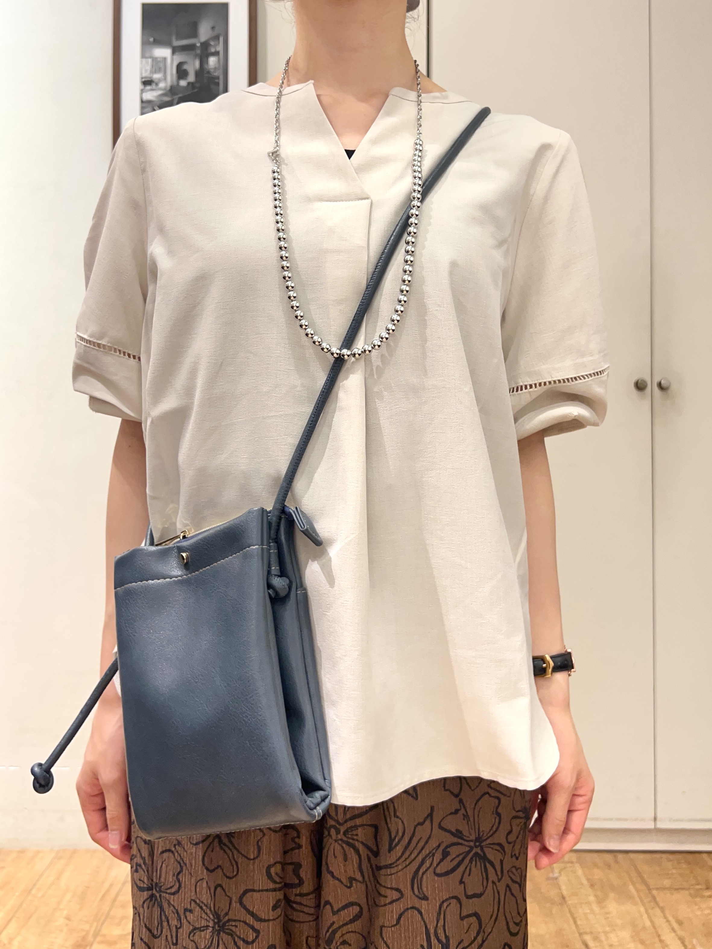 AIRIさんの「SHOO･LA･RUE｜【洗濯後しわになりにくい/インせずきまる】シンプルだけど女性らしい 麻調スキッパーブラウス」を使ったコーディネート