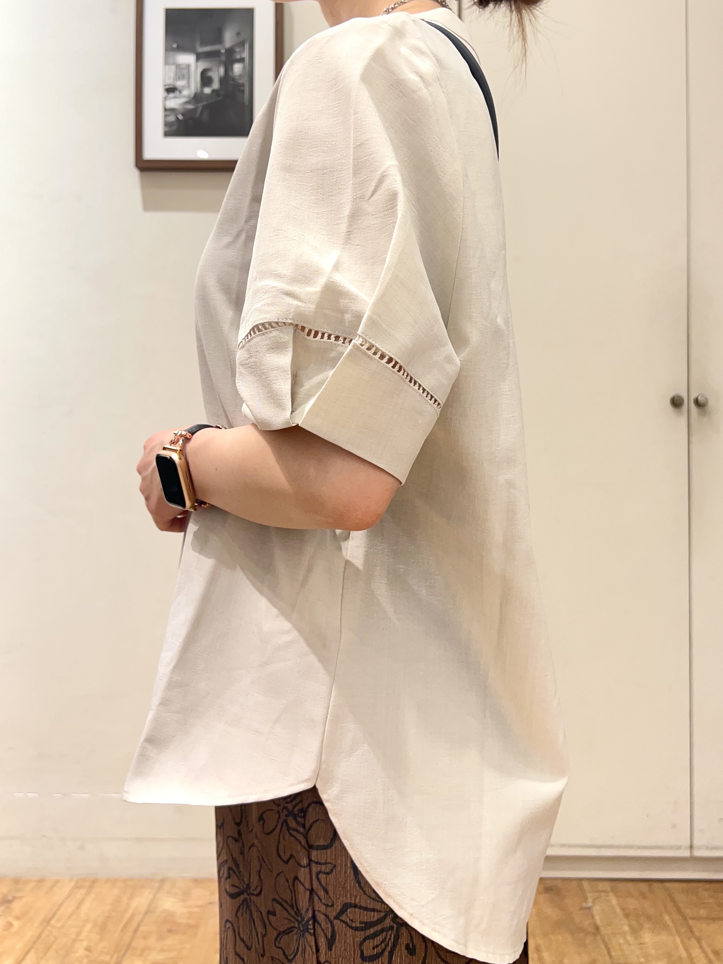 AIRIさんの「SHOO･LA･RUE｜【洗濯後しわになりにくい/インせずきまる】シンプルだけど女性らしい 麻調スキッパーブラウス」を使ったコーディネート