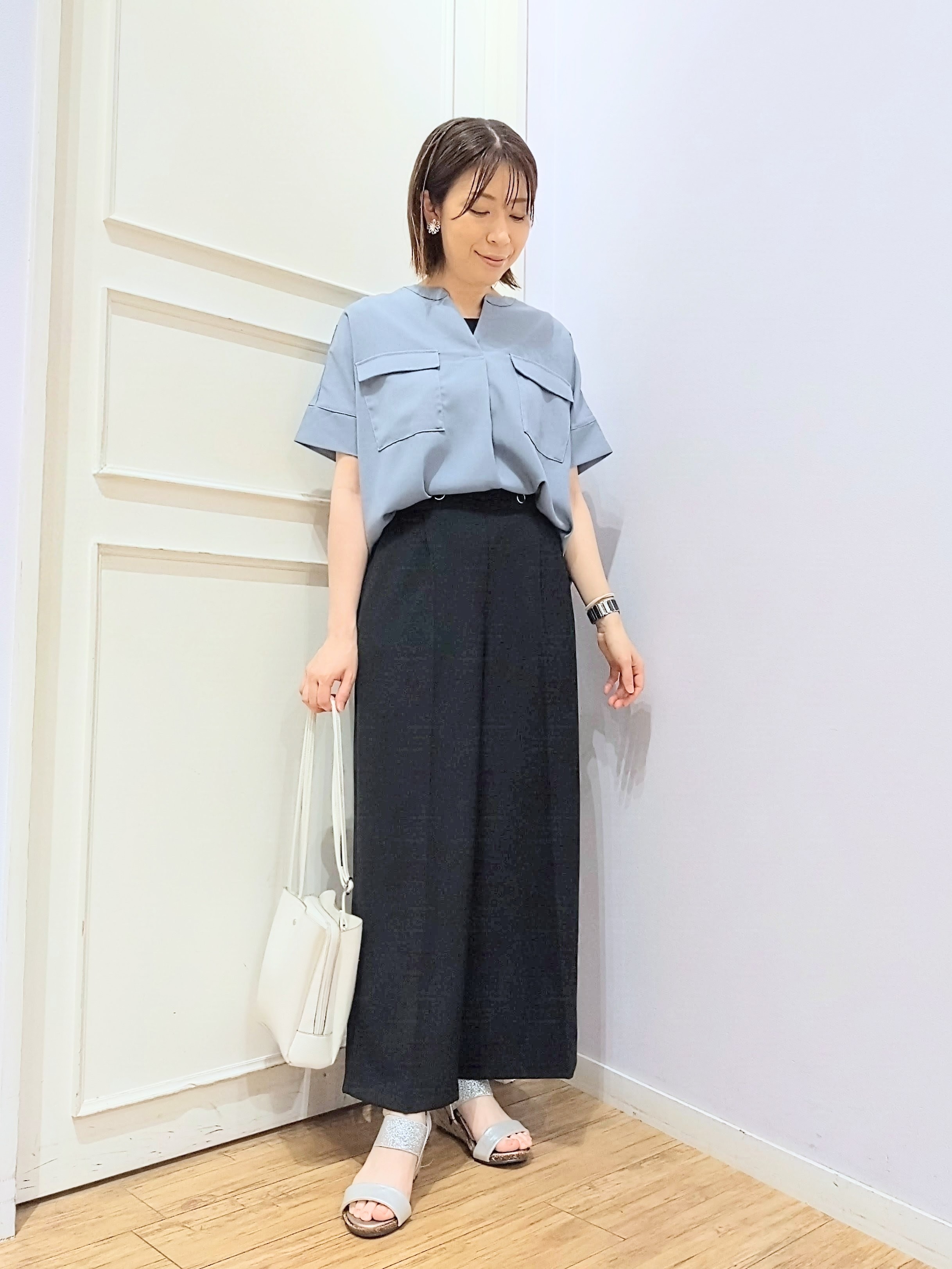 miomioさんの「SHOO･LA･RUE｜【洗濯後しわになりにくい/UV/吸水速乾】Wポケットが目を引く オンオフ使えるスキッパーブラウス」を使ったコーディネート