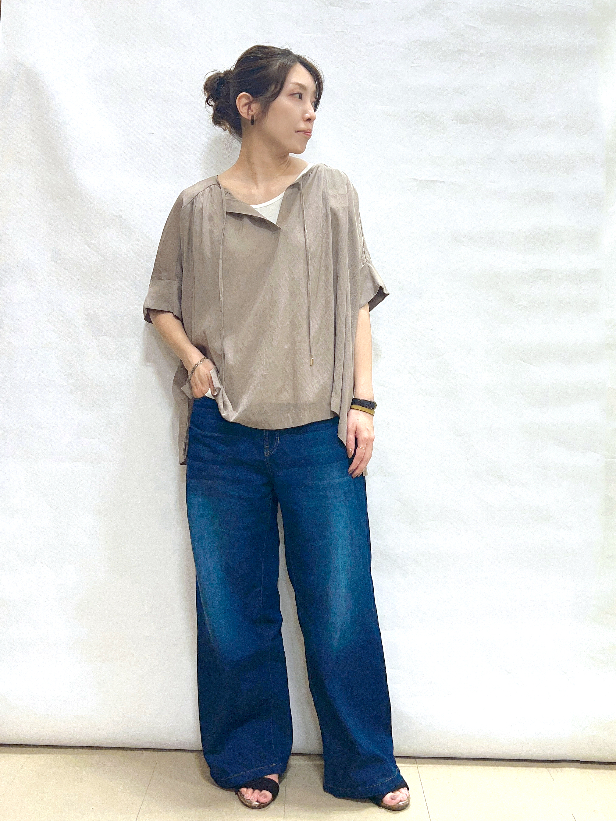 まっつんさんの「SHOO･LA･RUE｜【2点セット/洗濯機可】大人の抜け感 インせず決まるリボン付きブラウス＆タンクトップ」を使ったコーディネート