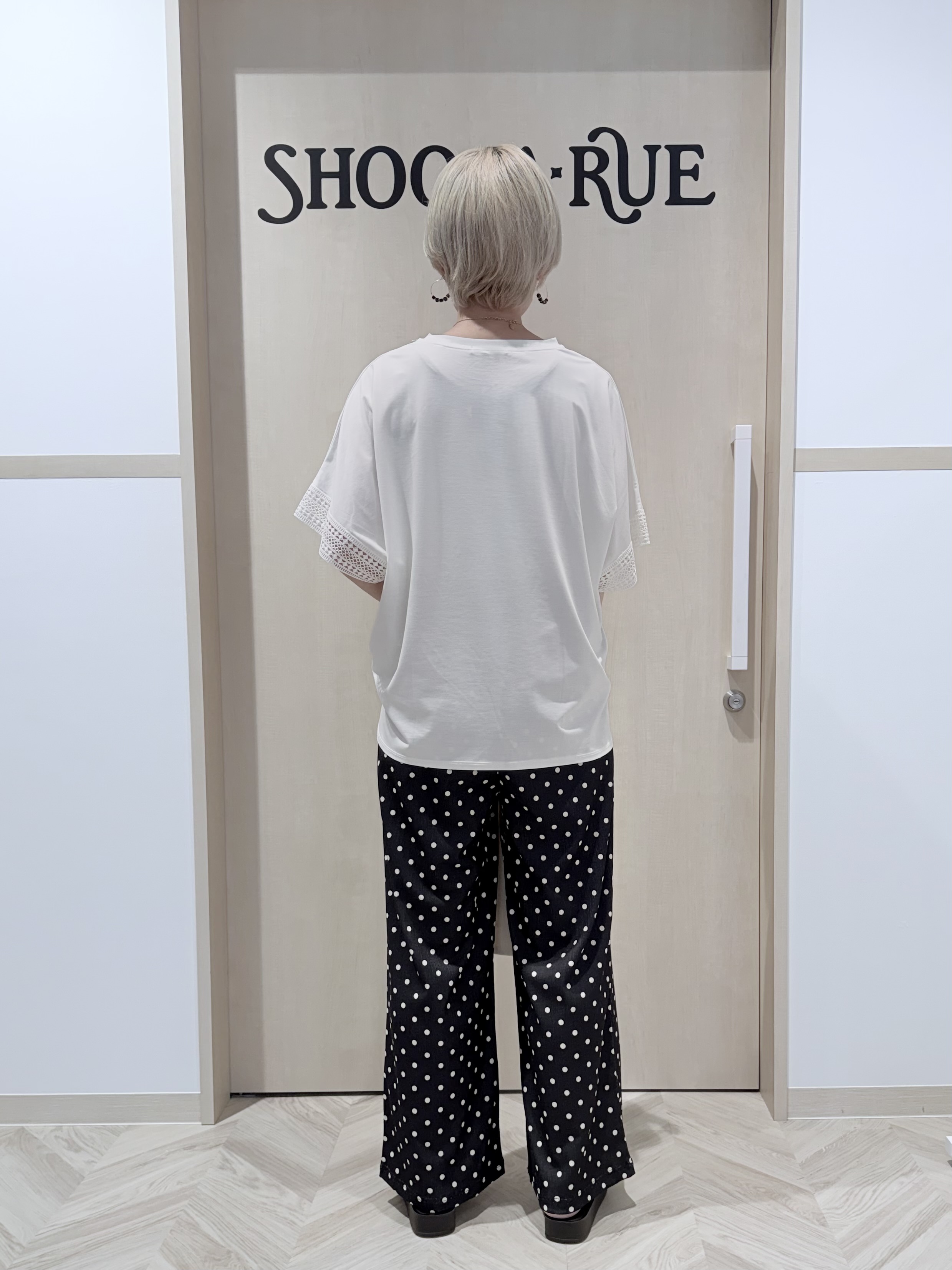 chieさんの「SHOO･LA･RUE｜【UV/洗濯機可/体型カバー】ヒップ周りが隠せる お袖レースTシャツ」を使ったコーディネート
