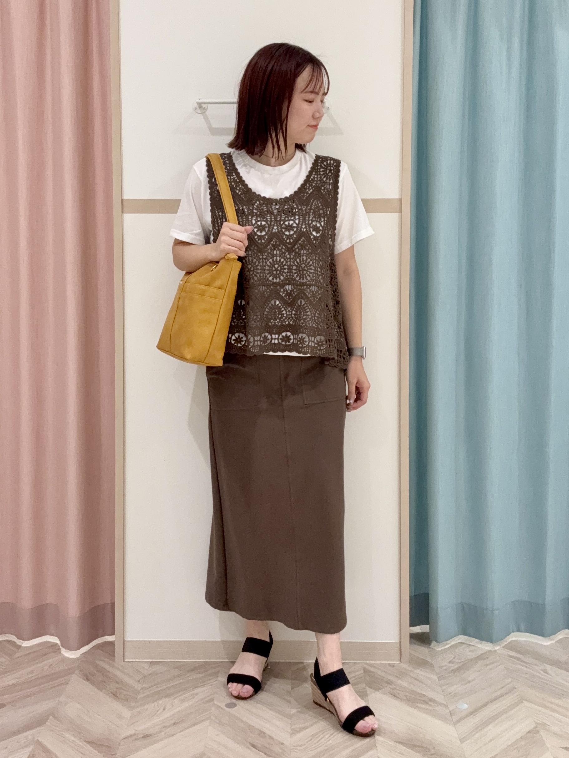 kさんの「SHOO･LA･RUE｜【2点セット/体型カバー】瞬間レイヤードコーデが完成 クロシェ編みベスト+ロゴT」を使ったコーディネート
