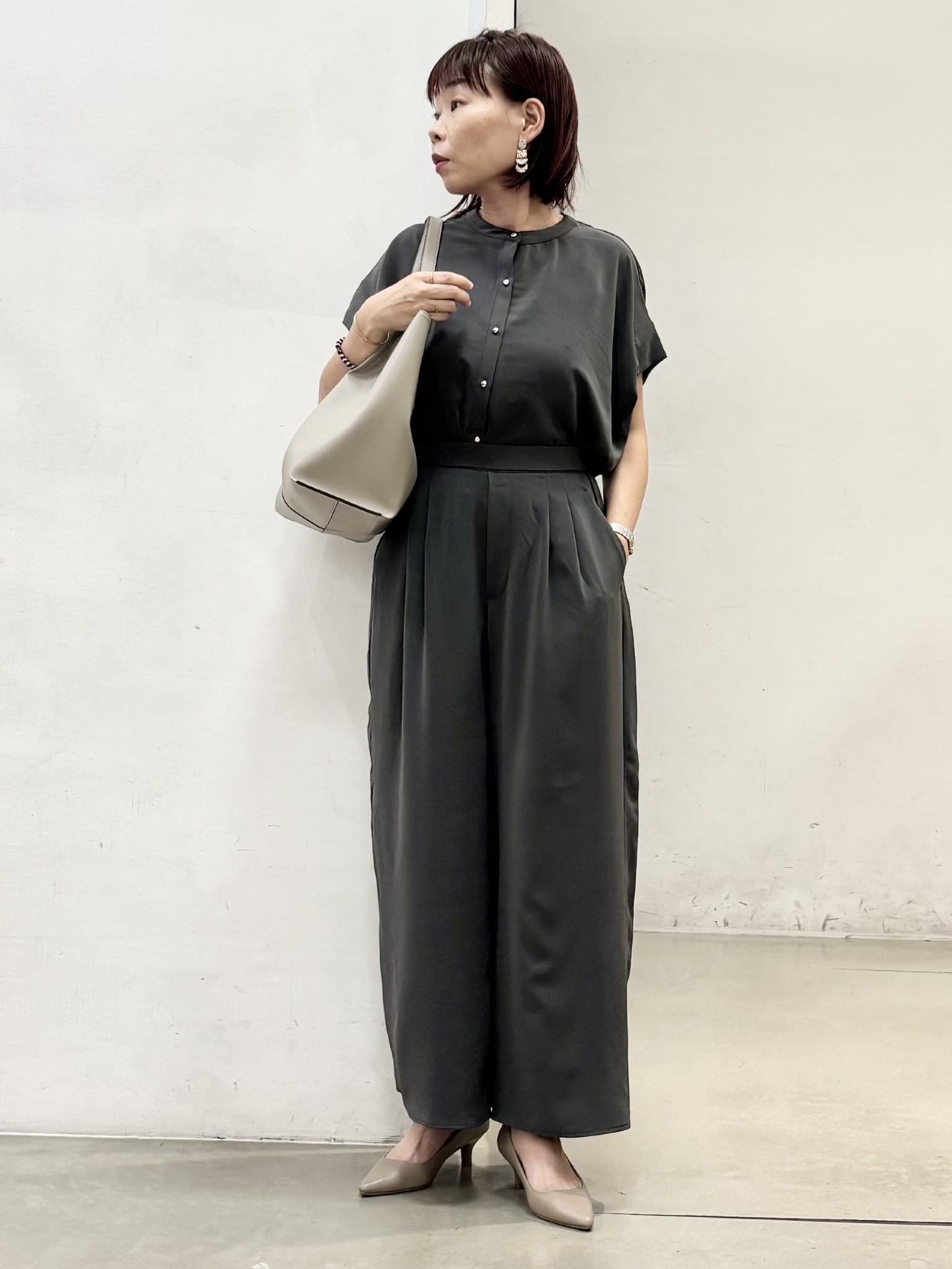fujiさんの「THE SHOP TK｜【防シワ/UV/セットアップ可】やみつきになる とろみバンドカラーブラウス」を使ったコーディネート