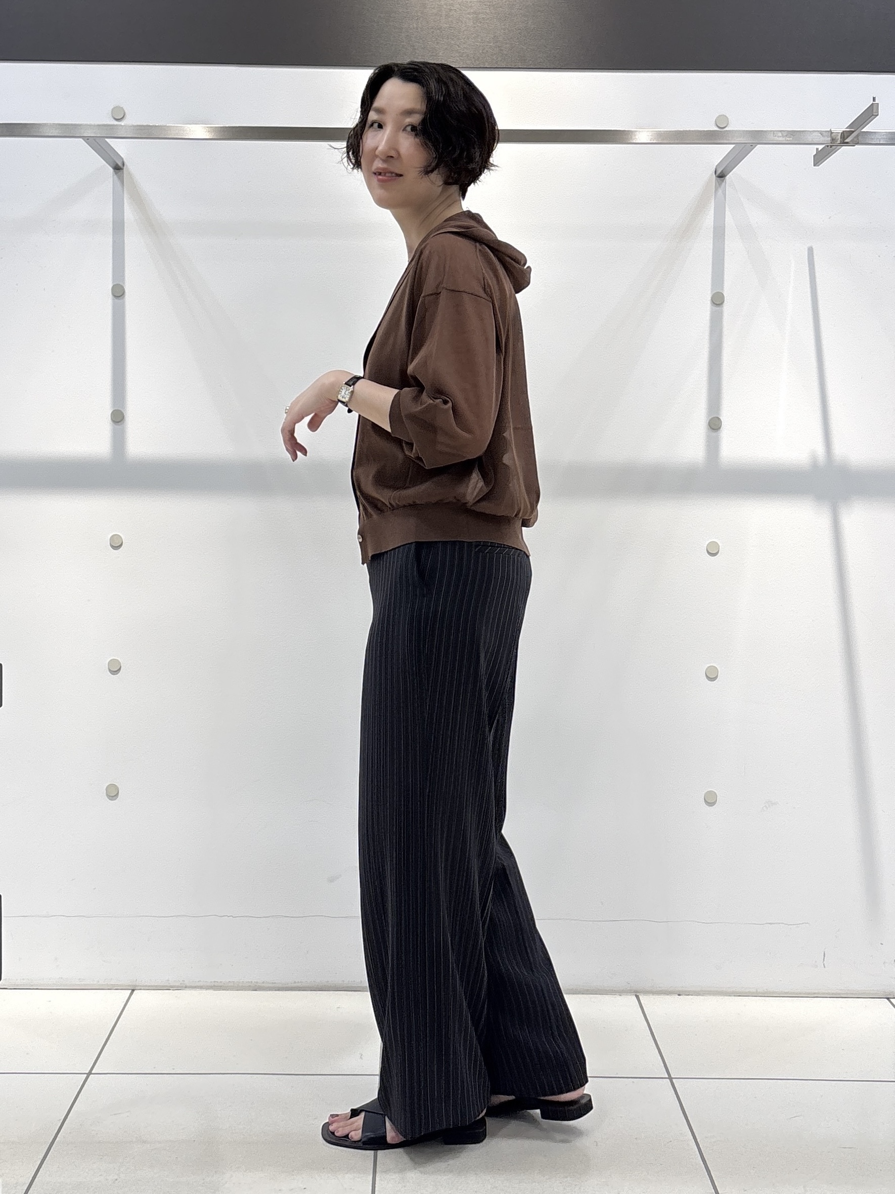 yuriさんの「INDIVI｜【接触冷感/UVケア/着る日傘】ワイドストレートパンツ」を使ったコーディネート