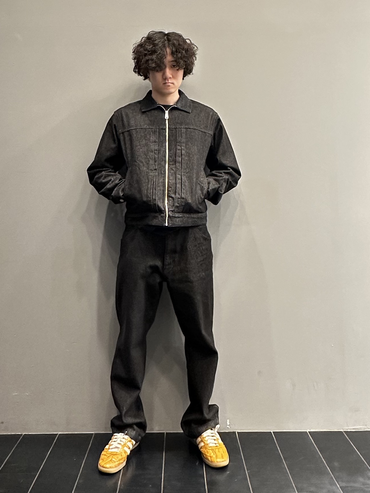 SHUさんの「THE SHOP TK｜【色落ちしにくい/セットアップ可】デニムライク ジップアップジャケット」を使ったコーディネート