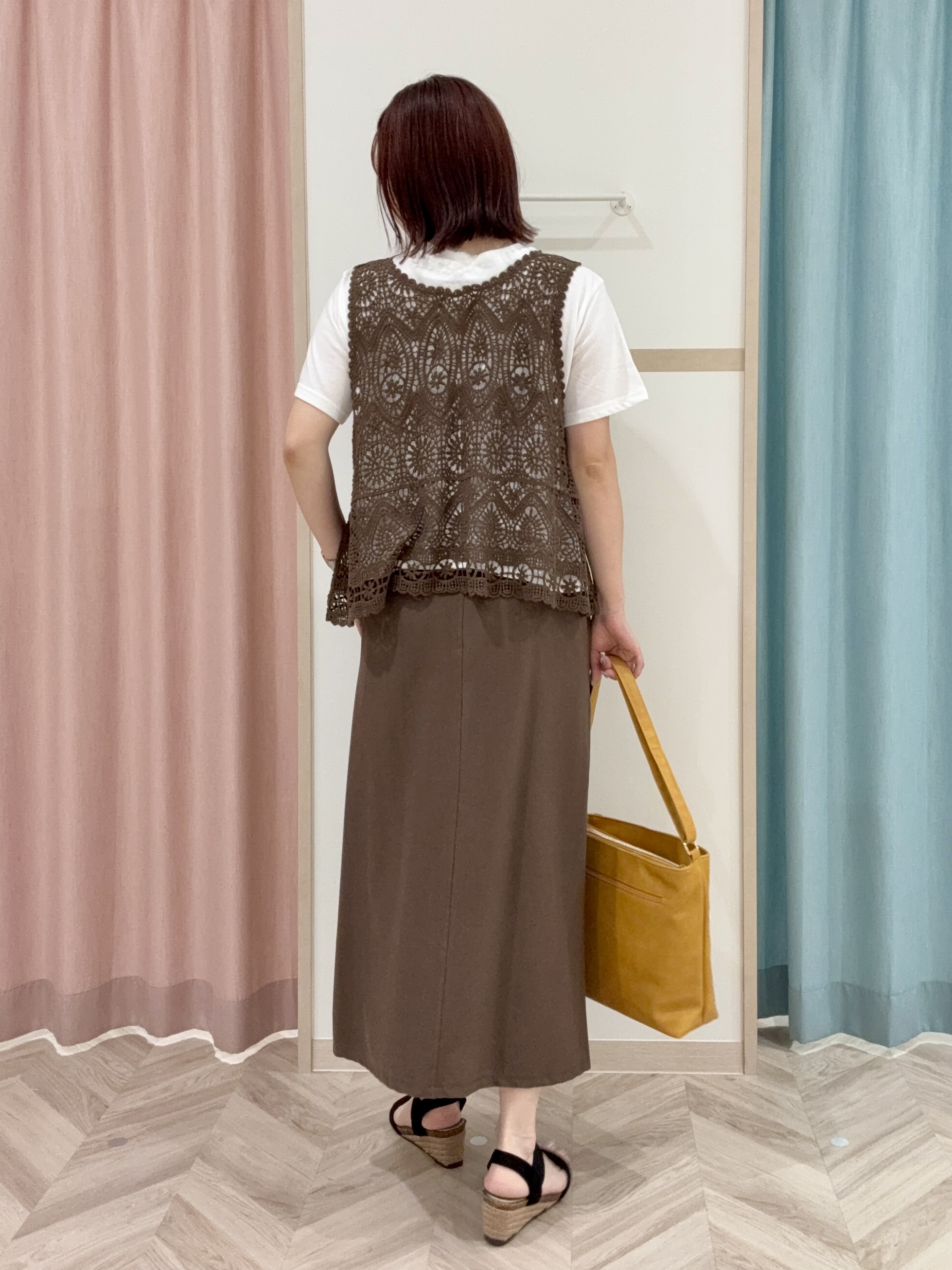 kさんの「SHOO･LA･RUE｜【2点セット/体型カバー】瞬間レイヤードコーデが完成 クロシェ編みベスト+ロゴT」を使ったコーディネート