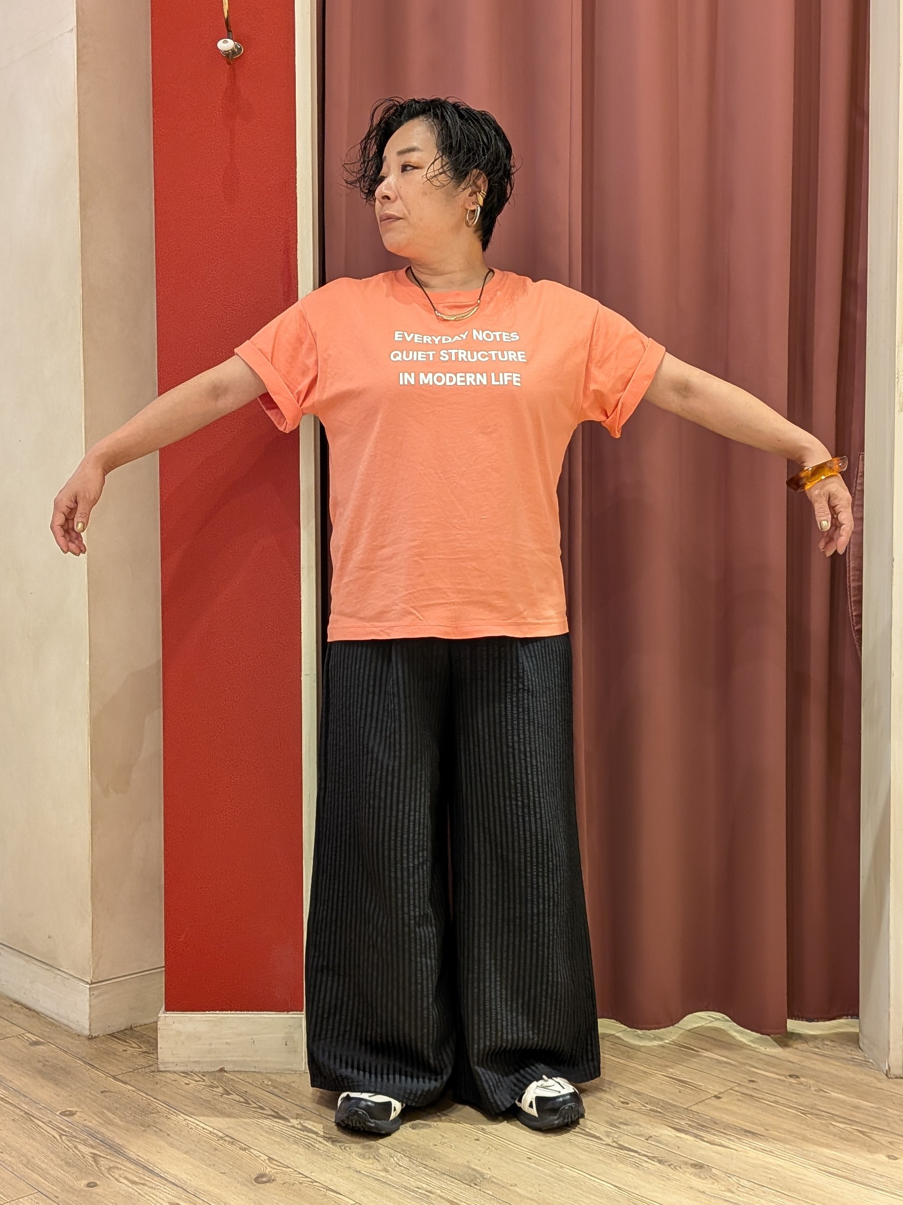 cameさんの「SHOO･LA･RUE｜【S-LL/洗濯機可】大人っぽく着られる ジェルロゴプリントTシャツ」を使ったコーディネート