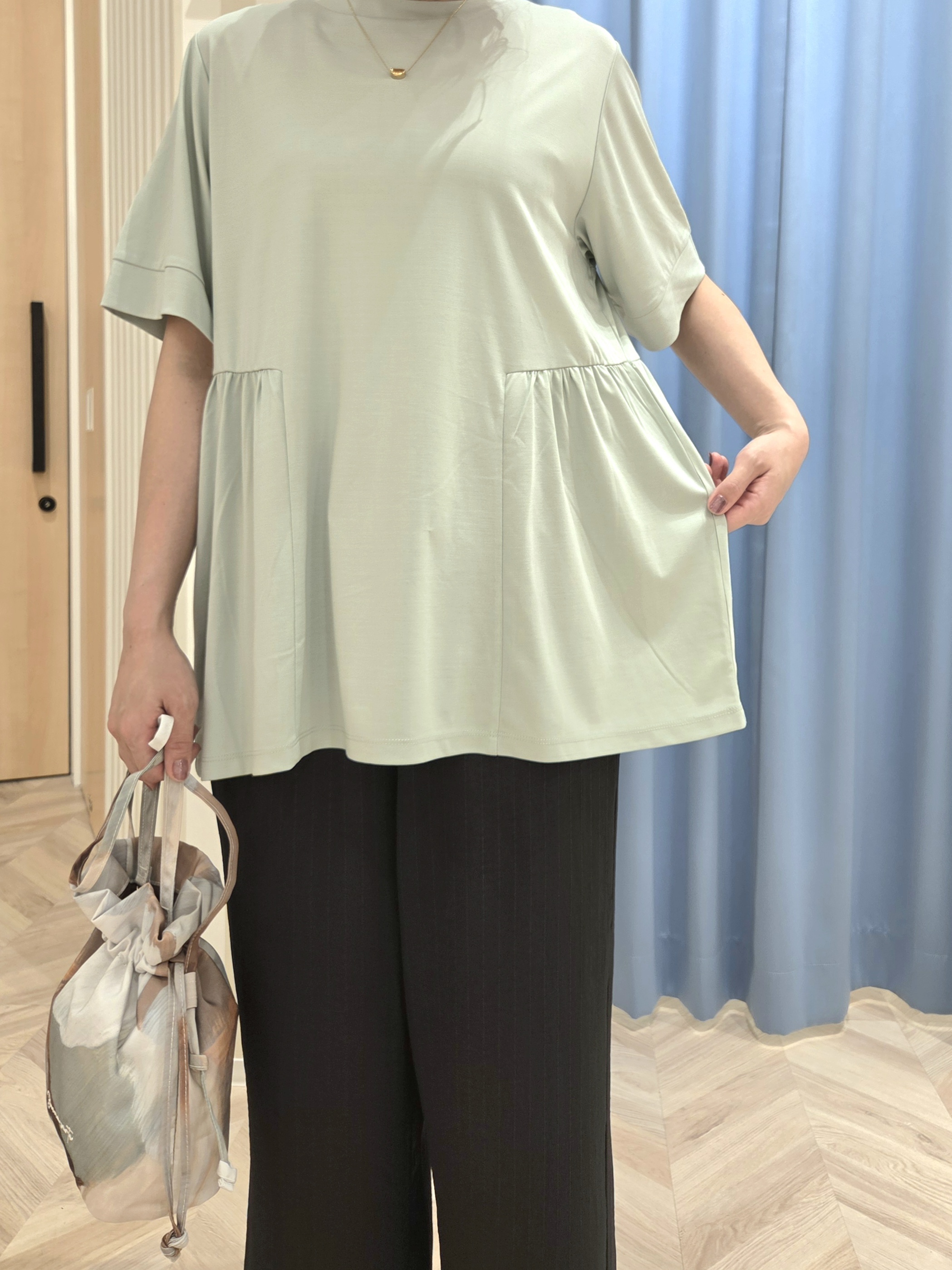 Ikumiさんの「SHOO･LA･RUE｜【S-LL/洗濯機可/UV】インせず着られる サイドギャザー切替トップス」を使ったコーディネート