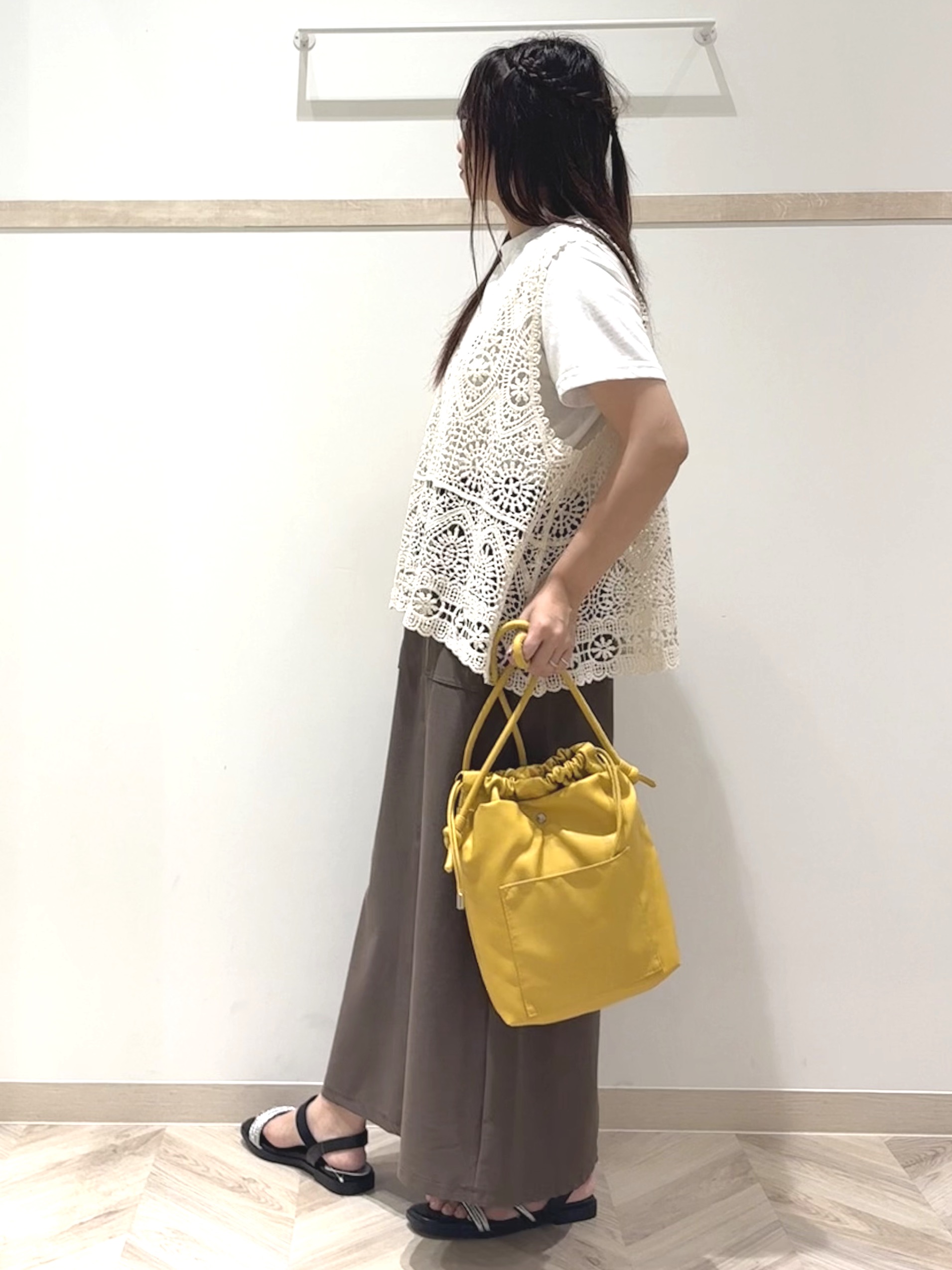 nanaさんの「SHOO･LA･RUE｜【2点セット/体型カバー】瞬間レイヤードコーデが完成 クロシェ編みベスト+ロゴT」を使ったコーディネート
