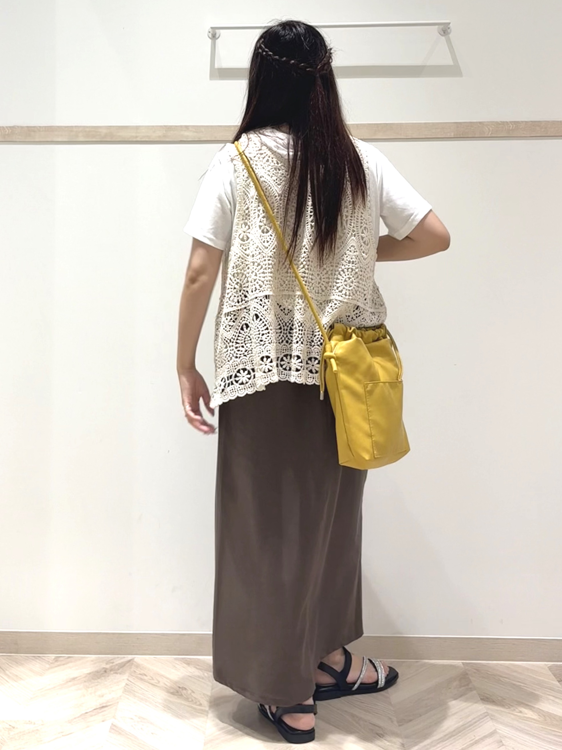 nanaさんの「SHOO･LA･RUE｜【2点セット/体型カバー】瞬間レイヤードコーデが完成 クロシェ編みベスト+ロゴT」を使ったコーディネート